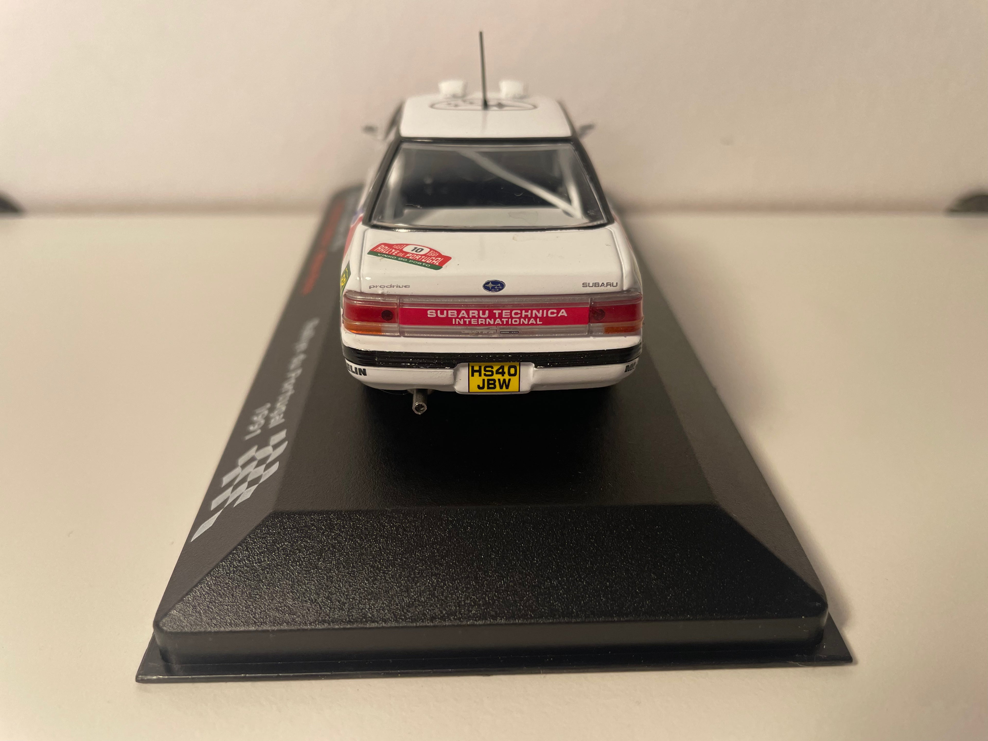 Subaru Legacy RS w kolorach białym, niebieskim i czerwonym numer 10 - Rajd Portugalii 1991