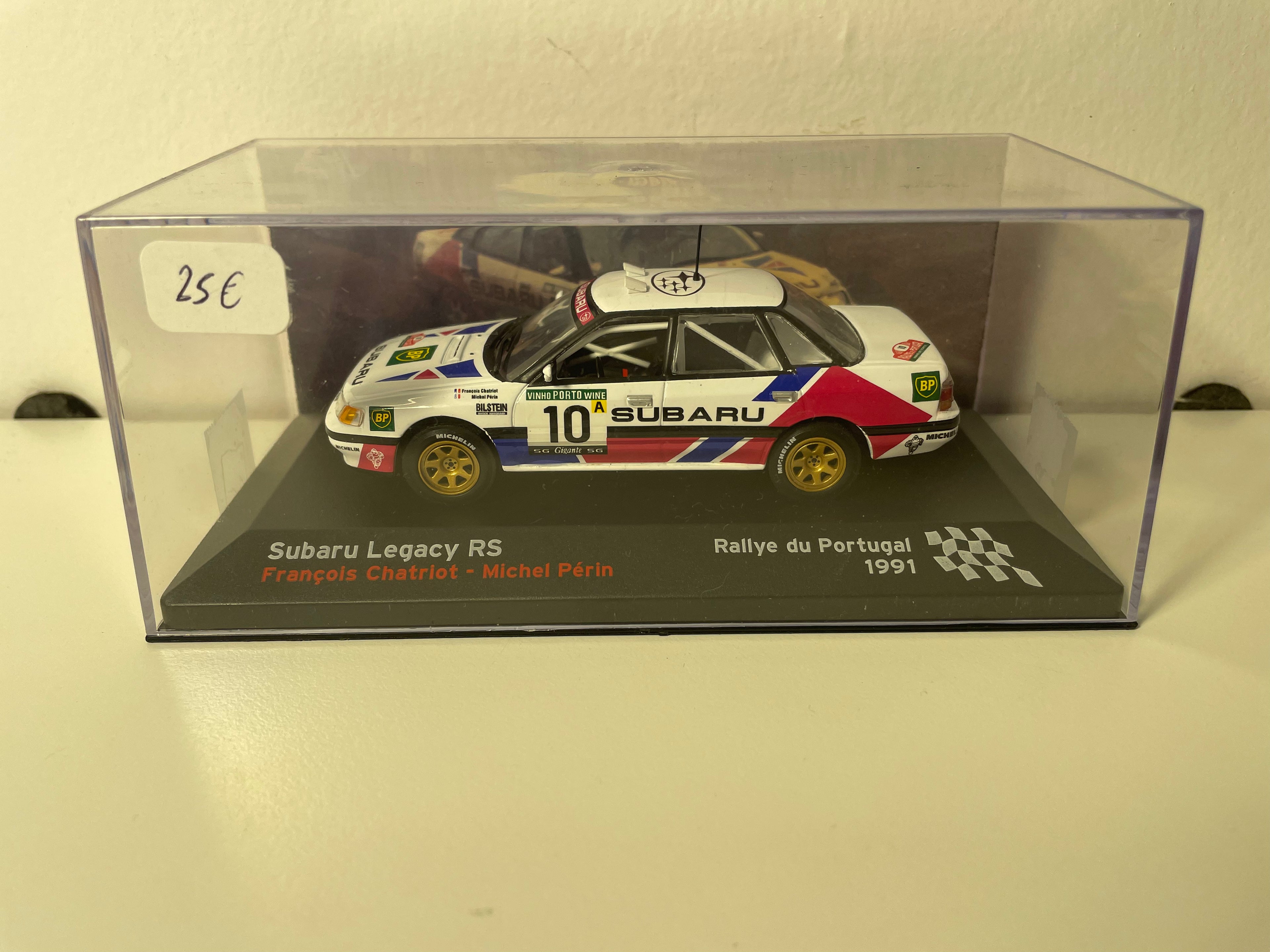 Subaru Legacy RS w kolorach białym, niebieskim i czerwonym numer 10 - Rajd Portugalii 1991