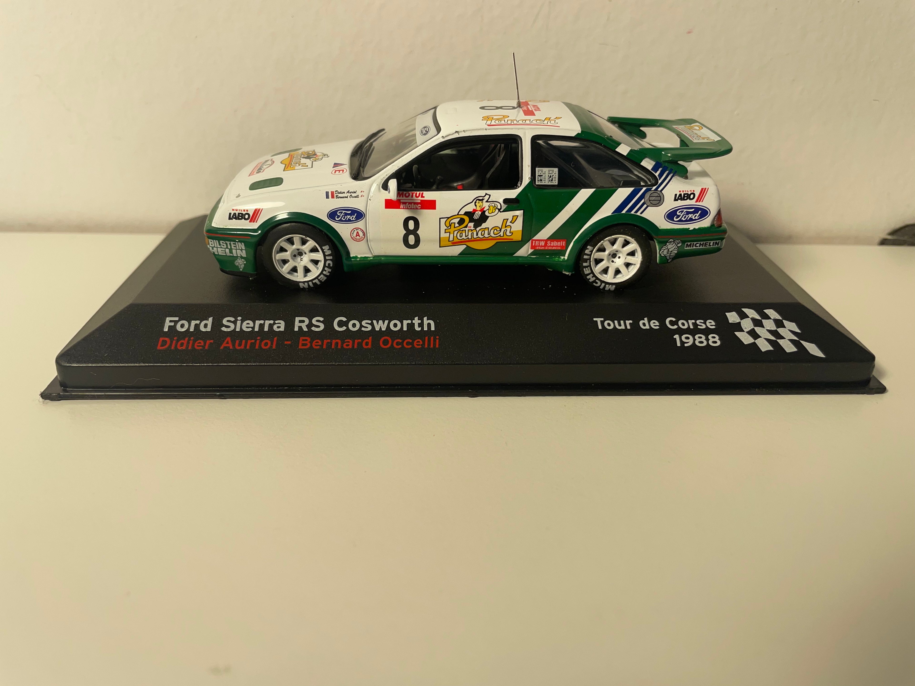 Ford Sierra RS Cosworth blanca y verde número 8 - Tour de Corse 1988