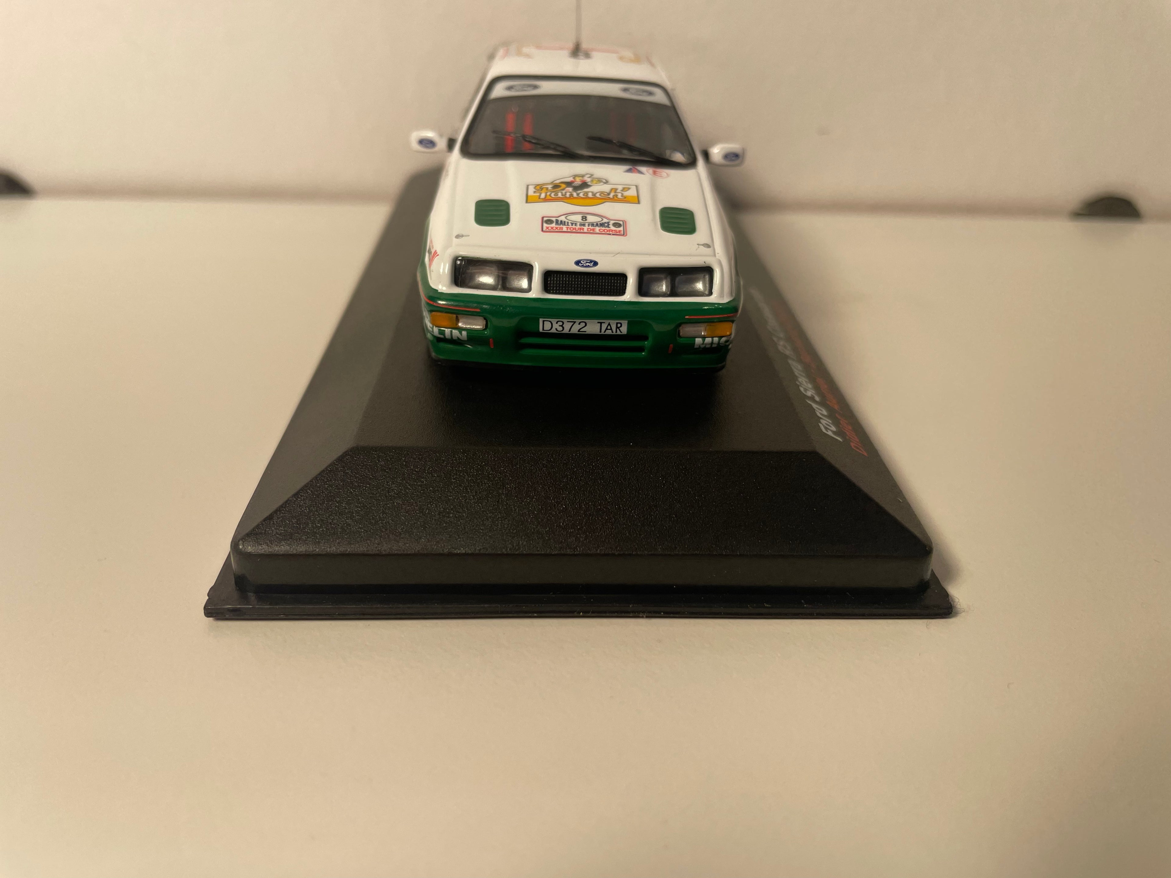Ford Sierra RS Cosworth blanca y verde número 8 - Tour de Corse 1988