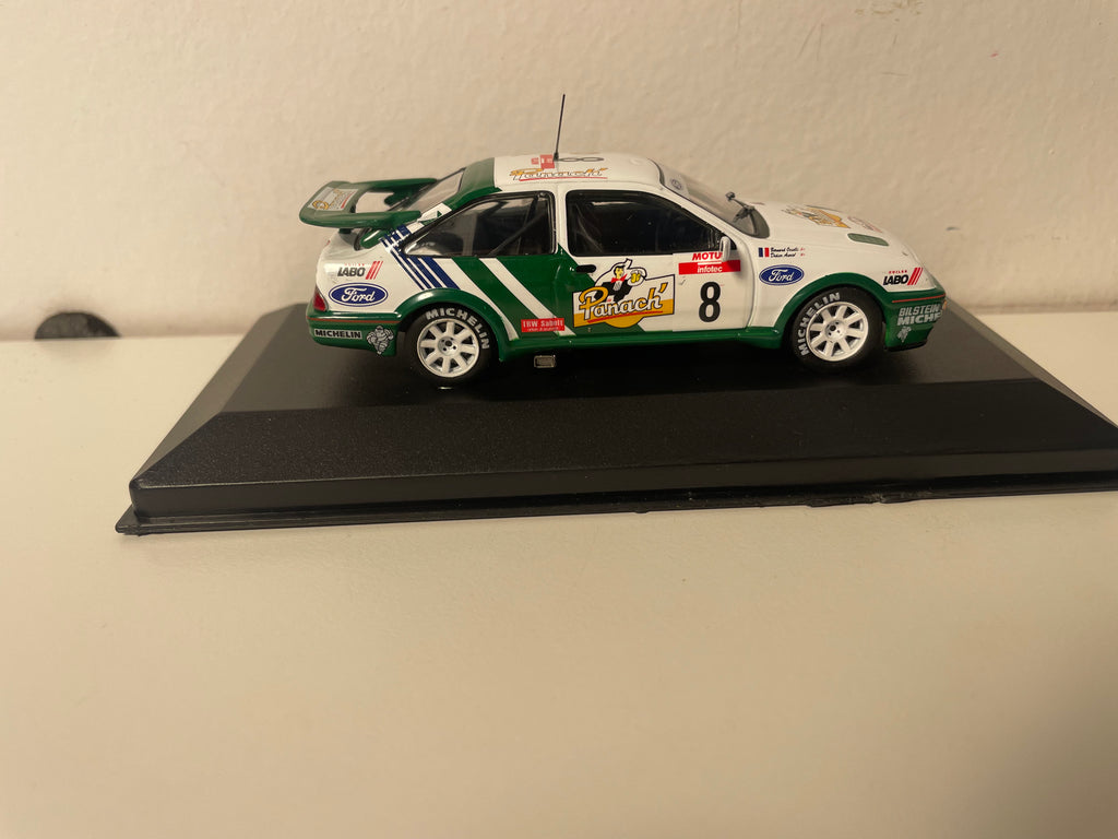 Ford Sierra RS Cosworth biała i zielona numer 8 - Tour de Corse 1988