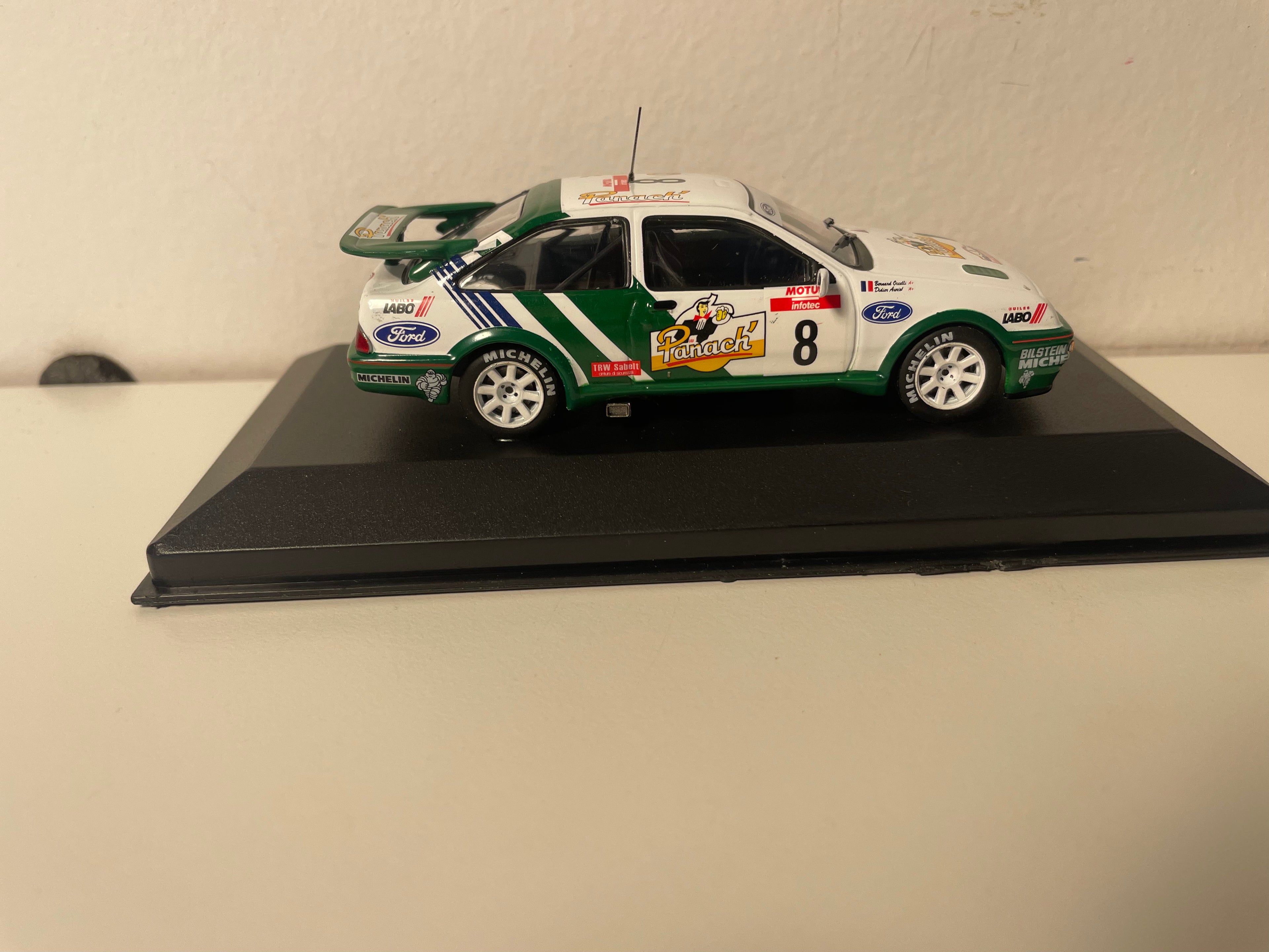 Ford Sierra RS Cosworth blanca y verde número 8 - Tour de Corse 1988