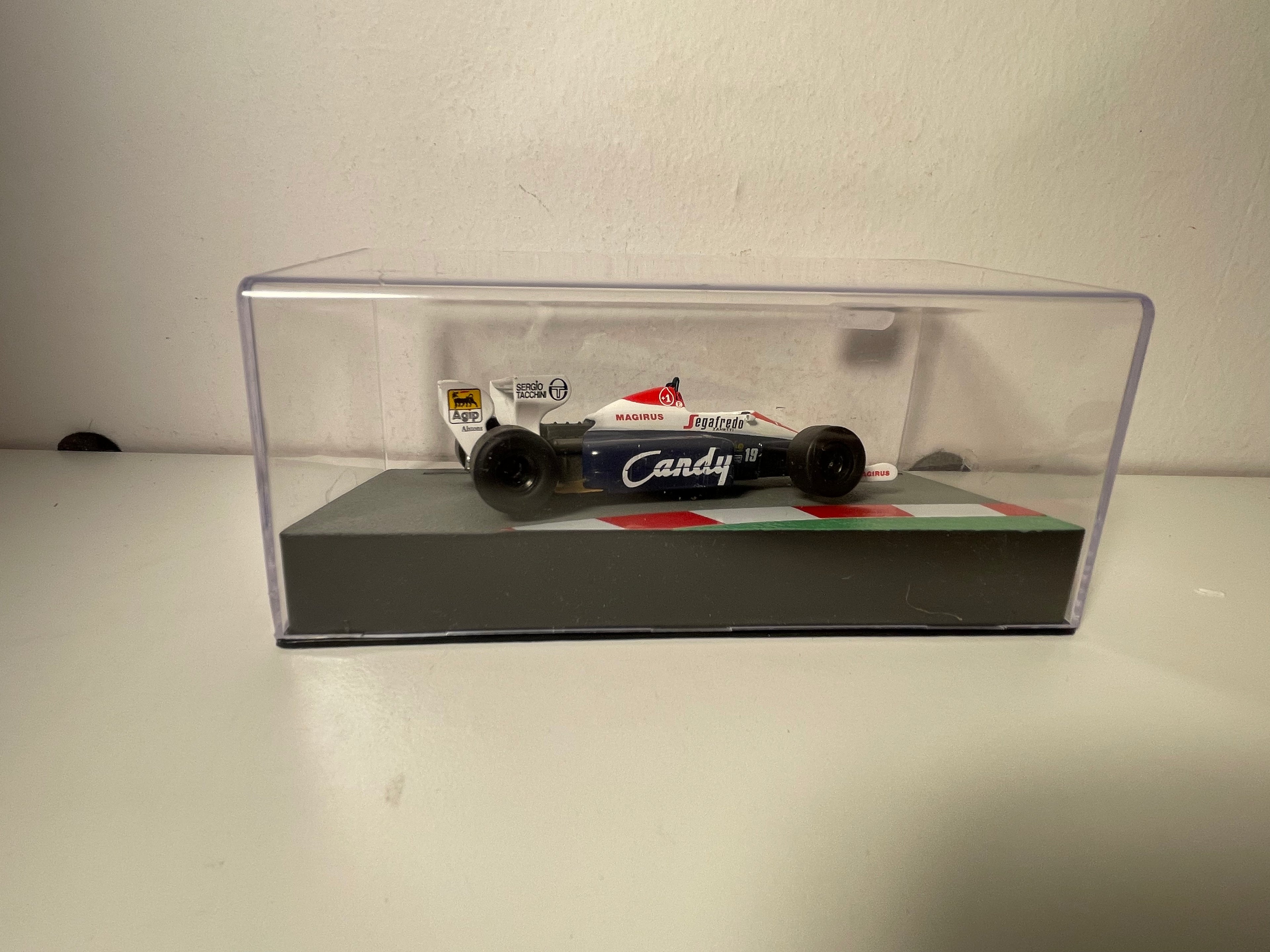 Toleman TG184 niebieska i biała numer 19 - Formuła 1 z 1984 roku Grand Prix Portugalii (Ayrton Senna)