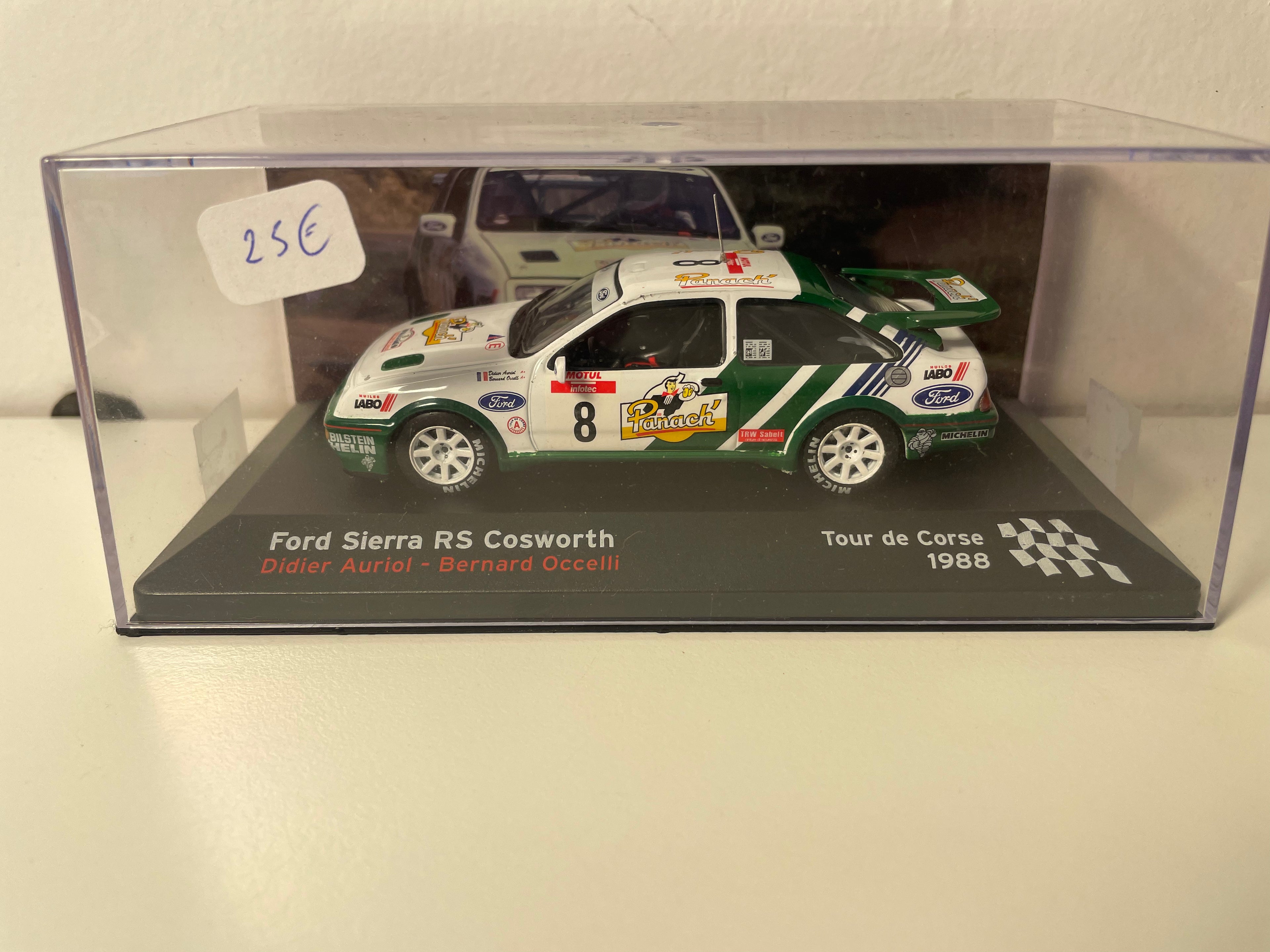 Ford Sierra RS Cosworth blanca y verde número 8 - Tour de Corse 1988