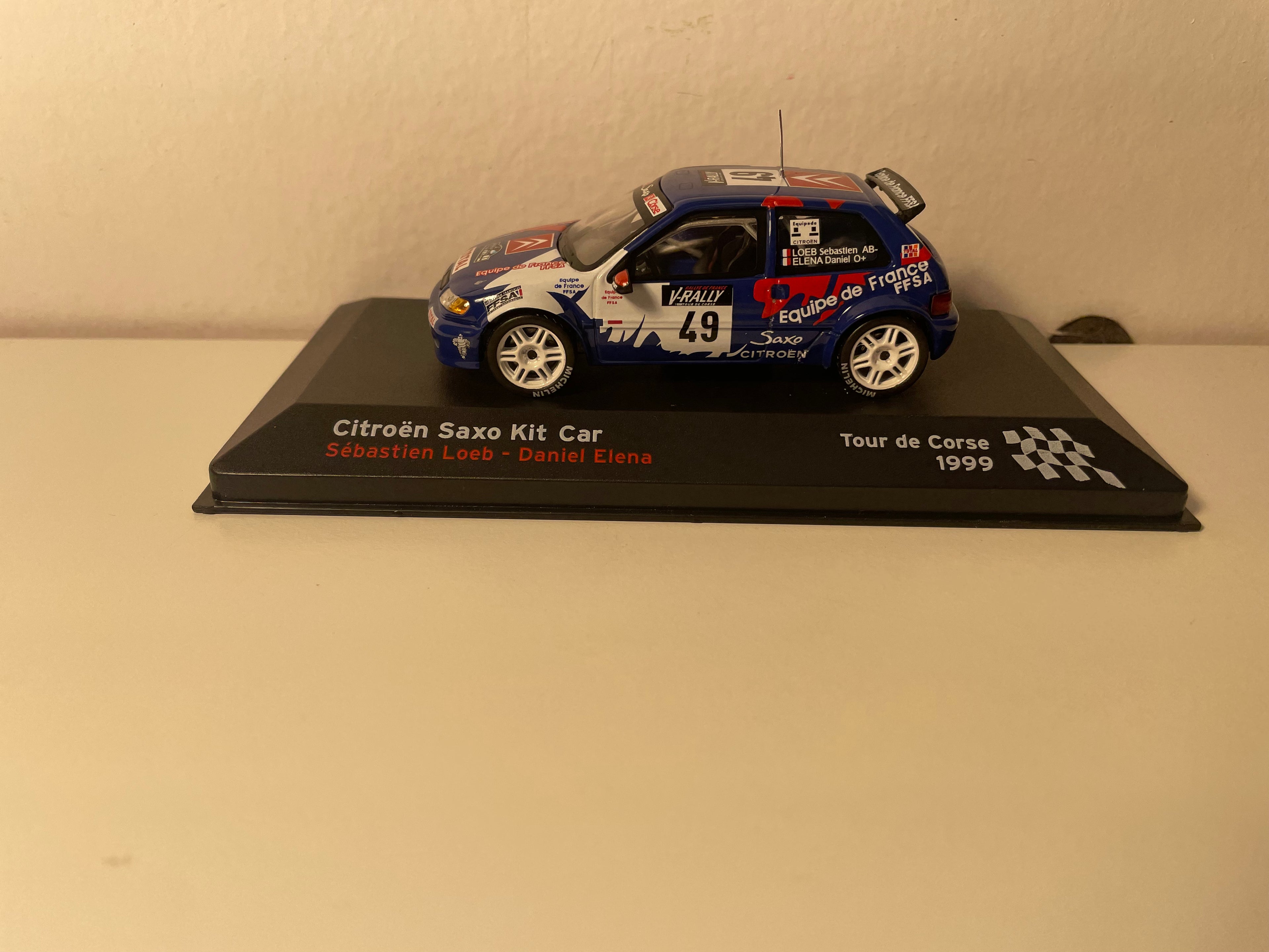 Citroën Saxo Kit Car blau, wäiss a rout Nummer 49 - Tour de Corse 1999