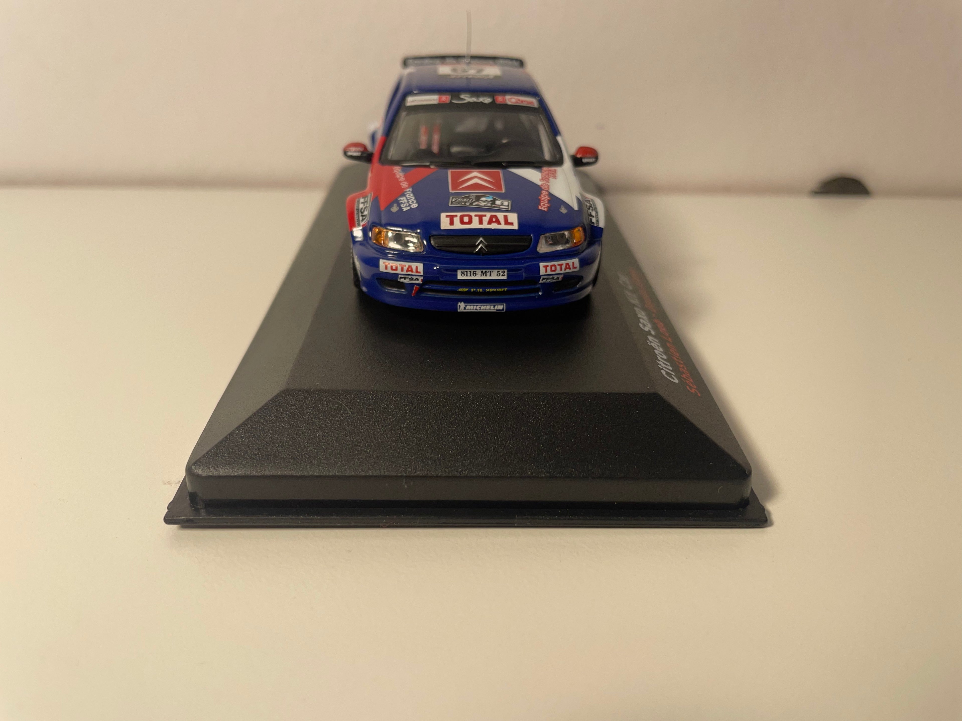 Citroën Saxo Kit Car blau, wäiss a rout Nummer 49 - Tour de Corse 1999
