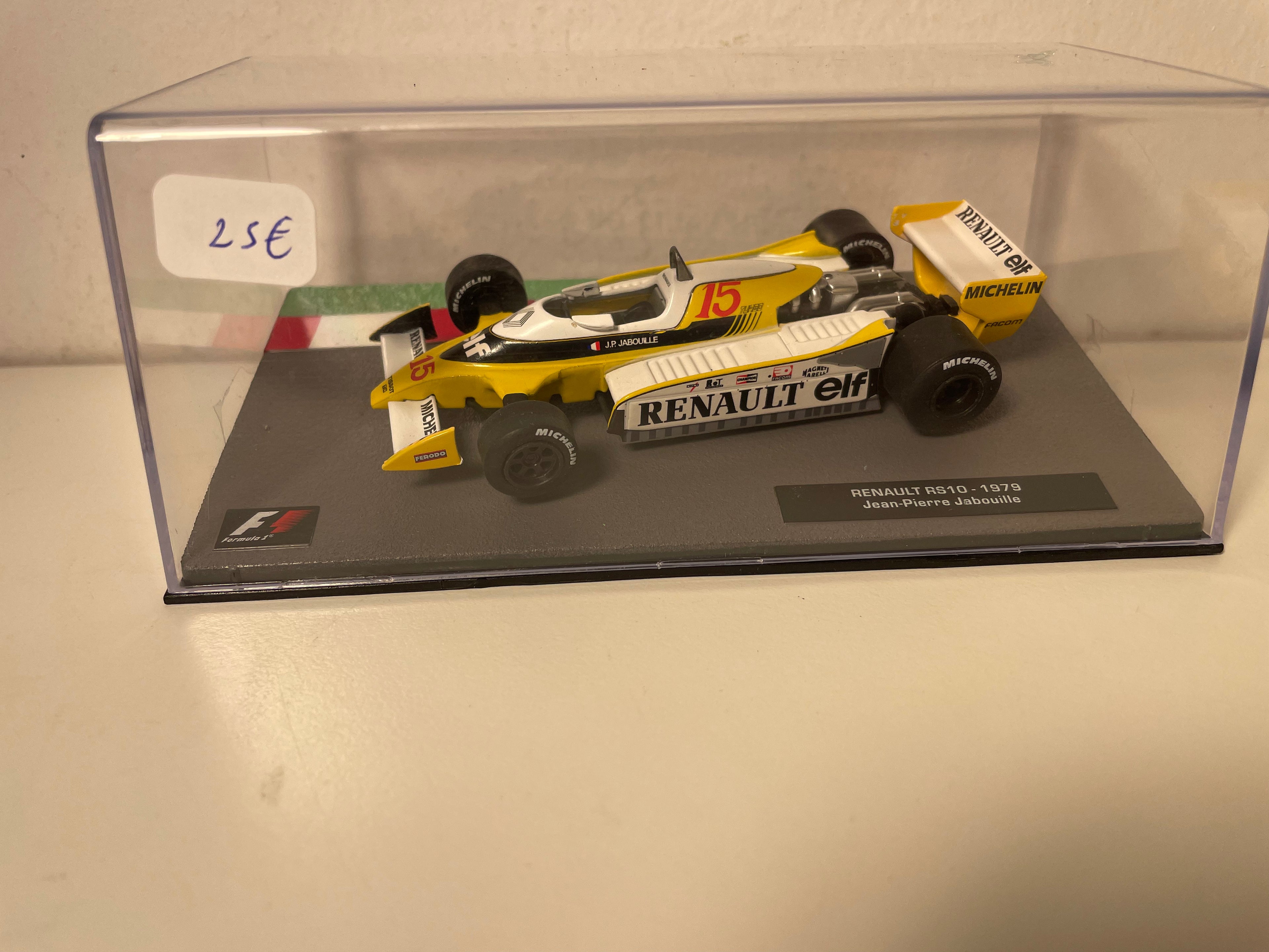 Renault RS10 wäiss, gielleg a schwaarz Nummer 15 vu 1979 - Formule 1