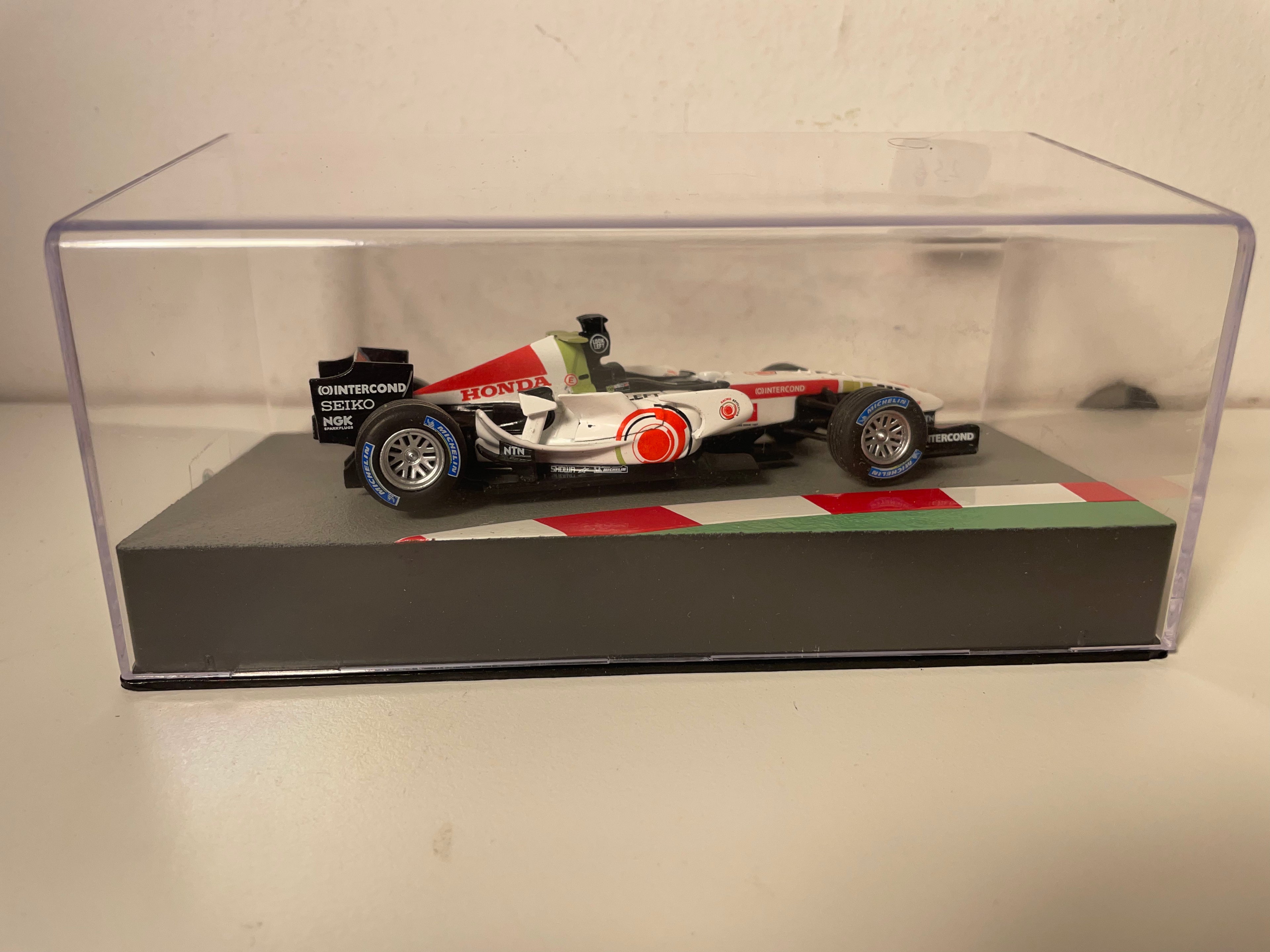 Honda RA106 blanche et noire numéro 12 - Formule 1 de 2006 (Jenson Button)