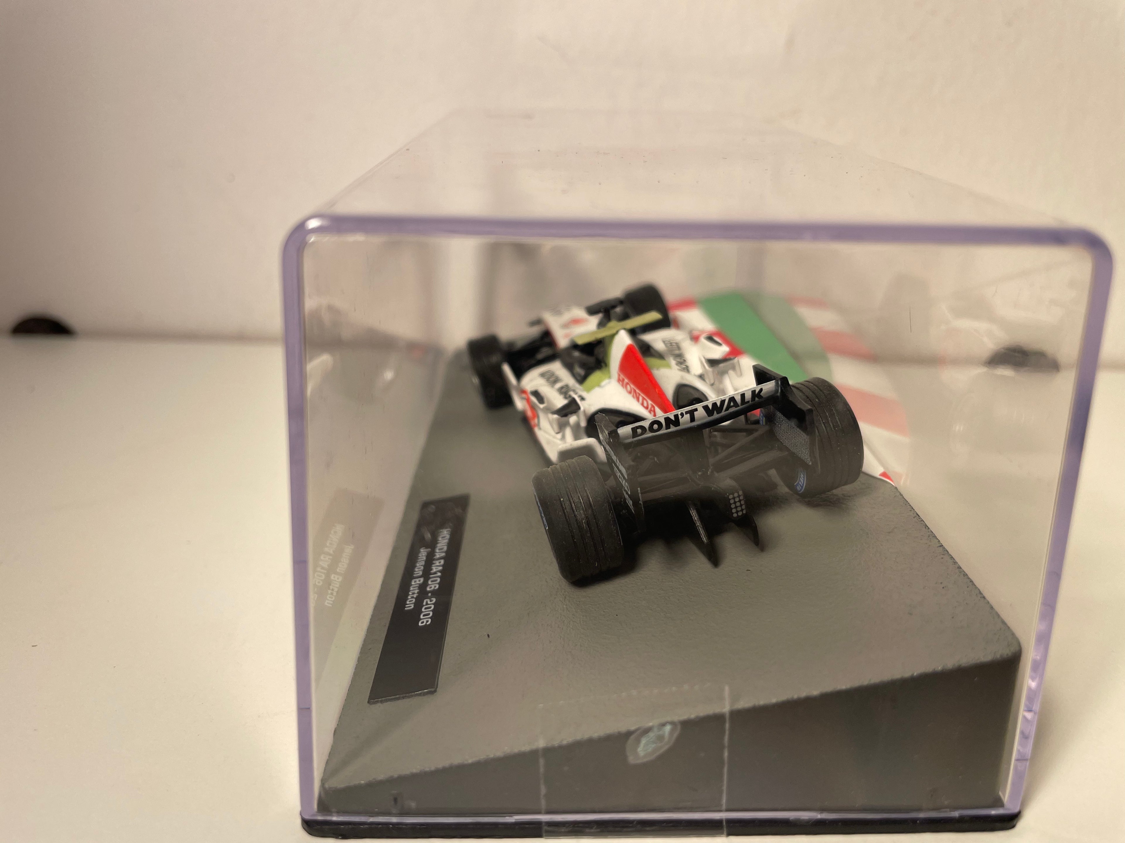Honda RA106 blanche et noire numéro 12 - Formule 1 de 2006 (Jenson Button)