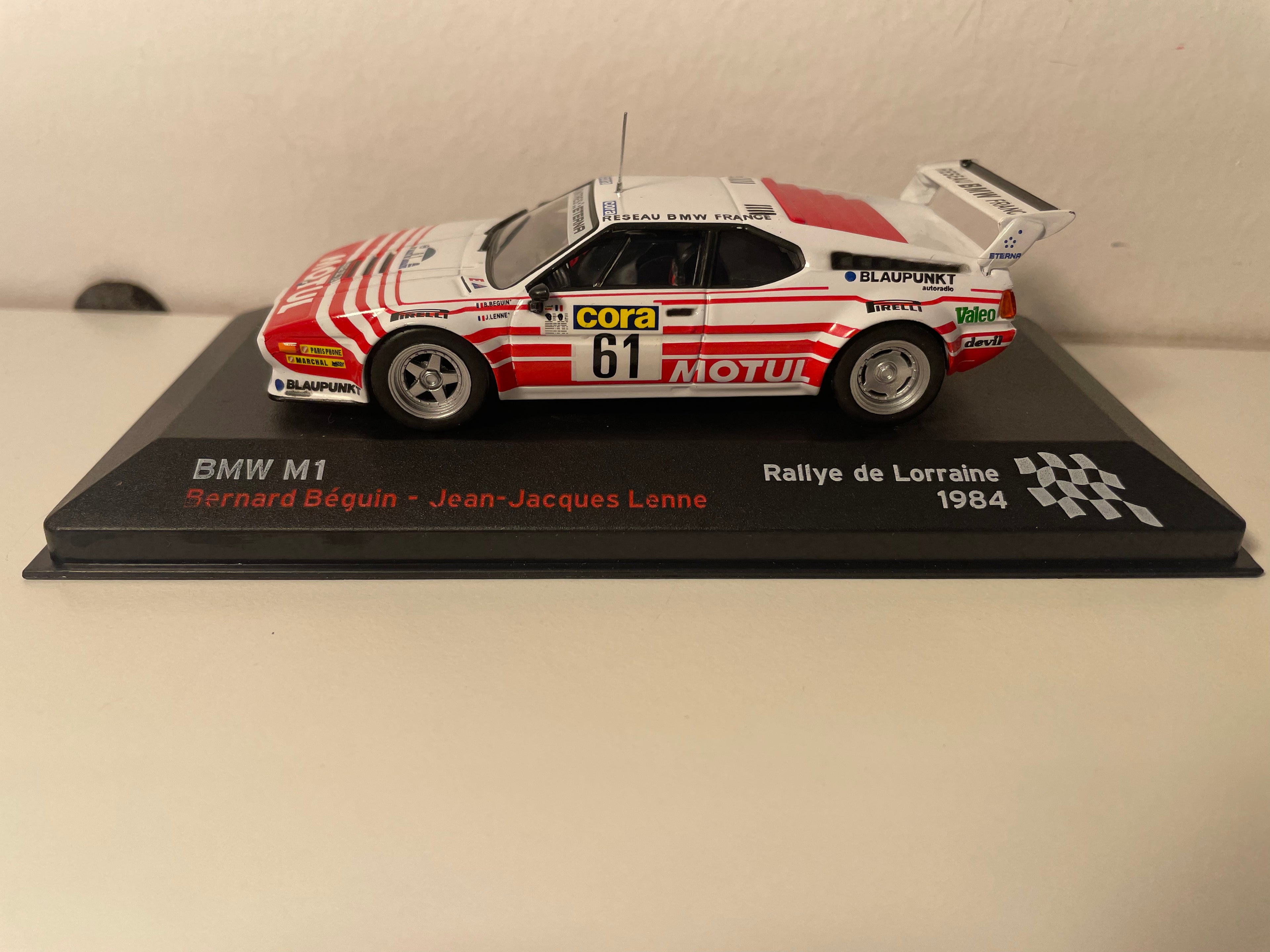 BMW M1 wäiss a rout Nummer 61 - Rallye vun Lorraine 1984