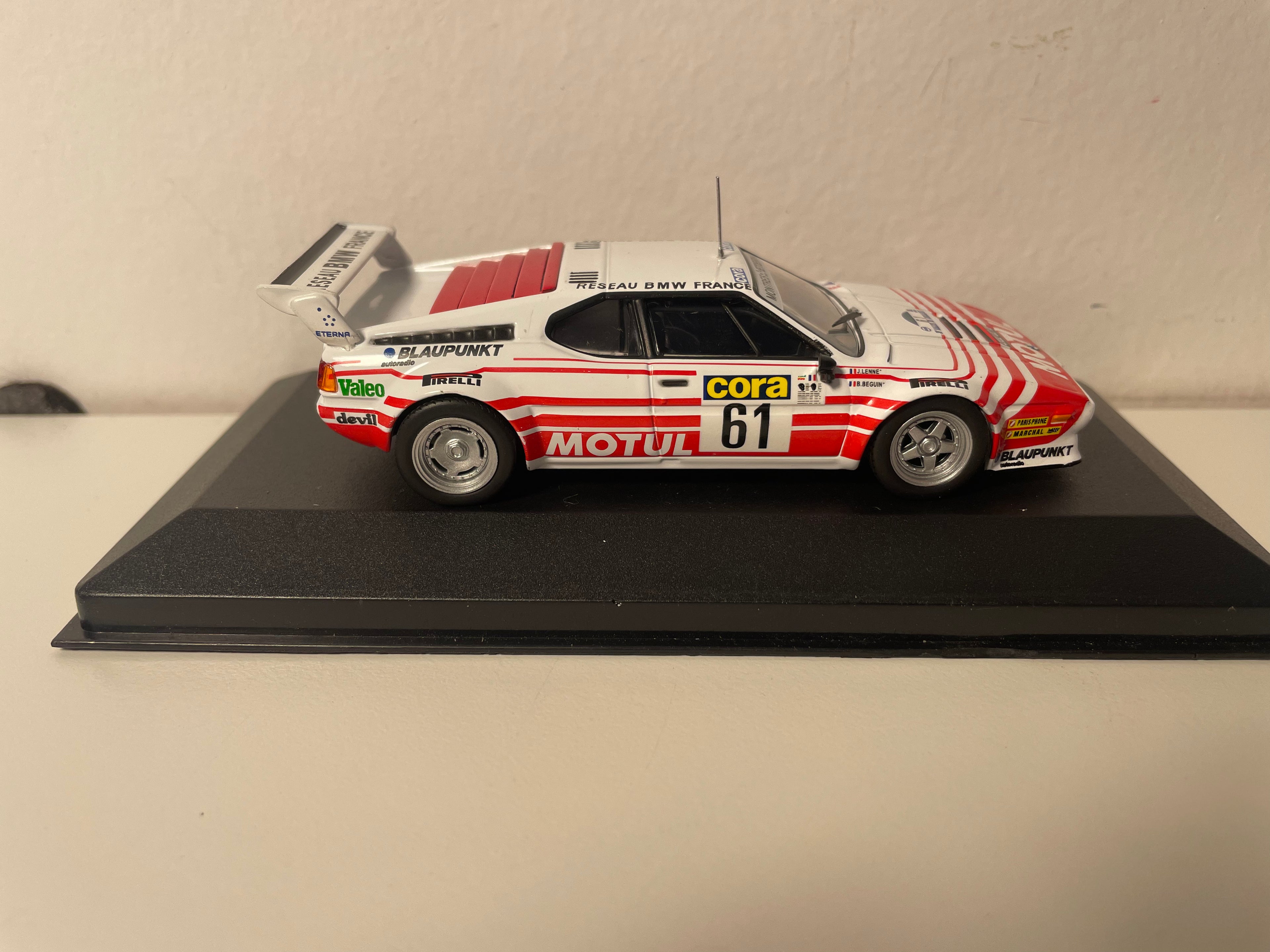 BMW M1 wäiss a rout Nummer 61 - Rallye vun Lorraine 1984