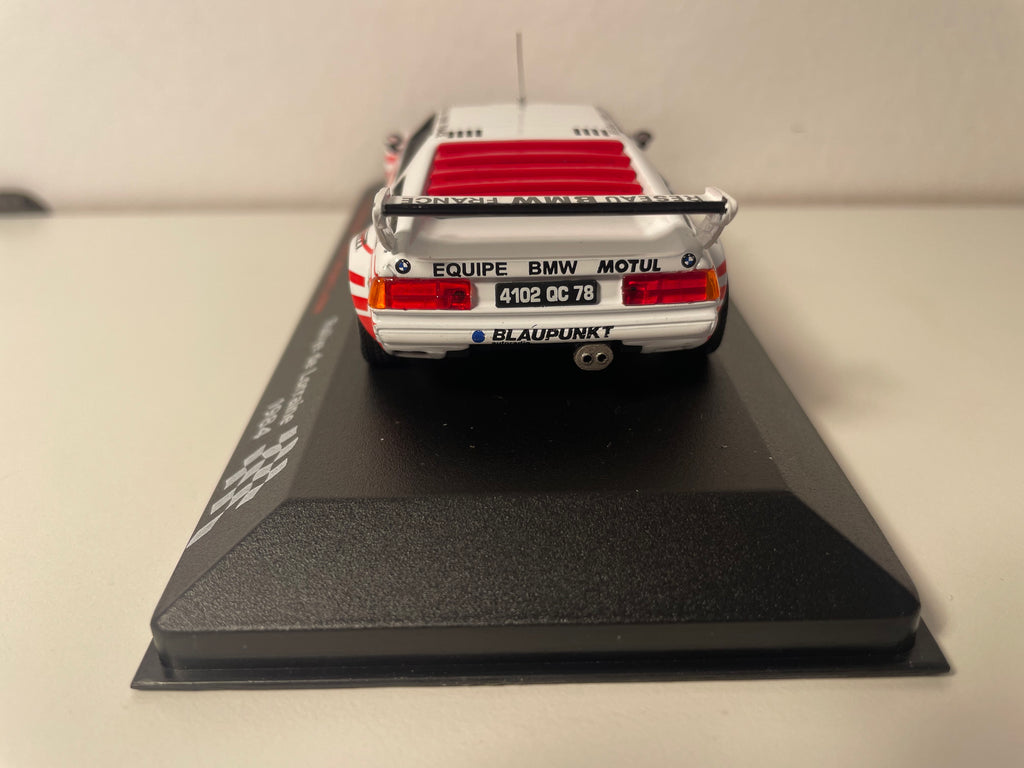 BMW M1 wäiss a rout Nummer 61 - Rallye vun Lorraine 1984