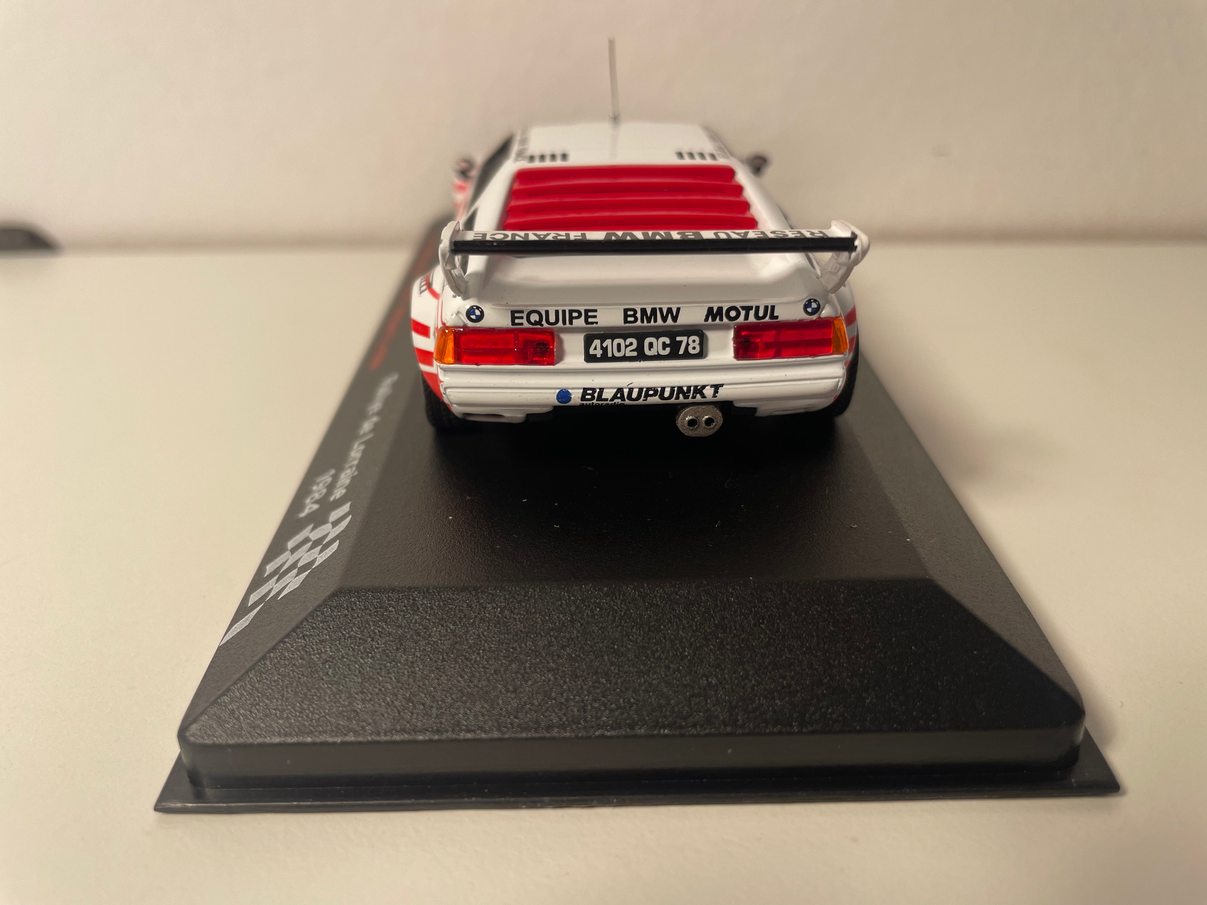 BMW M1 wäiss a rout Nummer 61 - Rallye vun Lorraine 1984