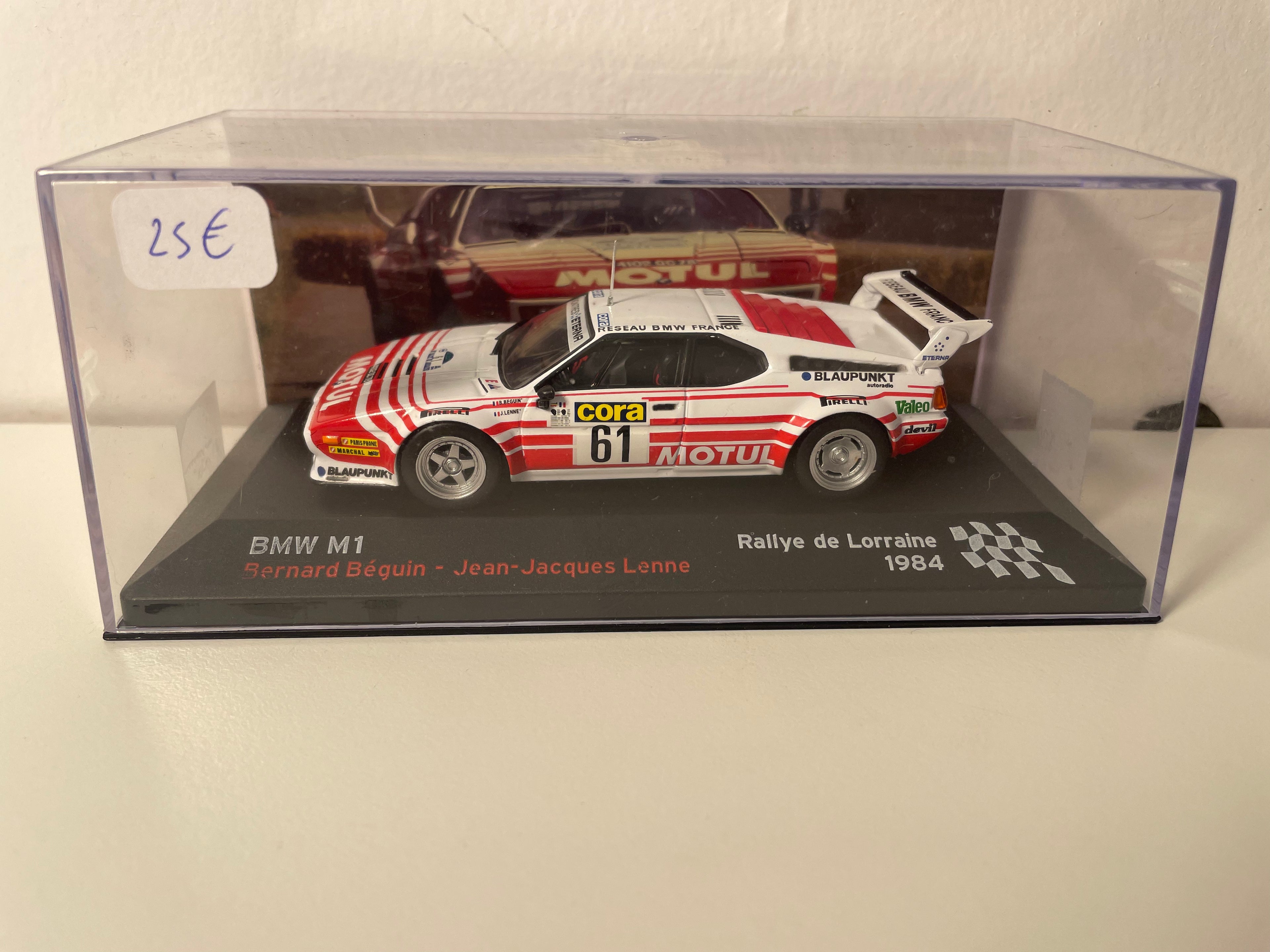 BMW M1 wäiss a rout Nummer 61 - Rallye vun Lorraine 1984