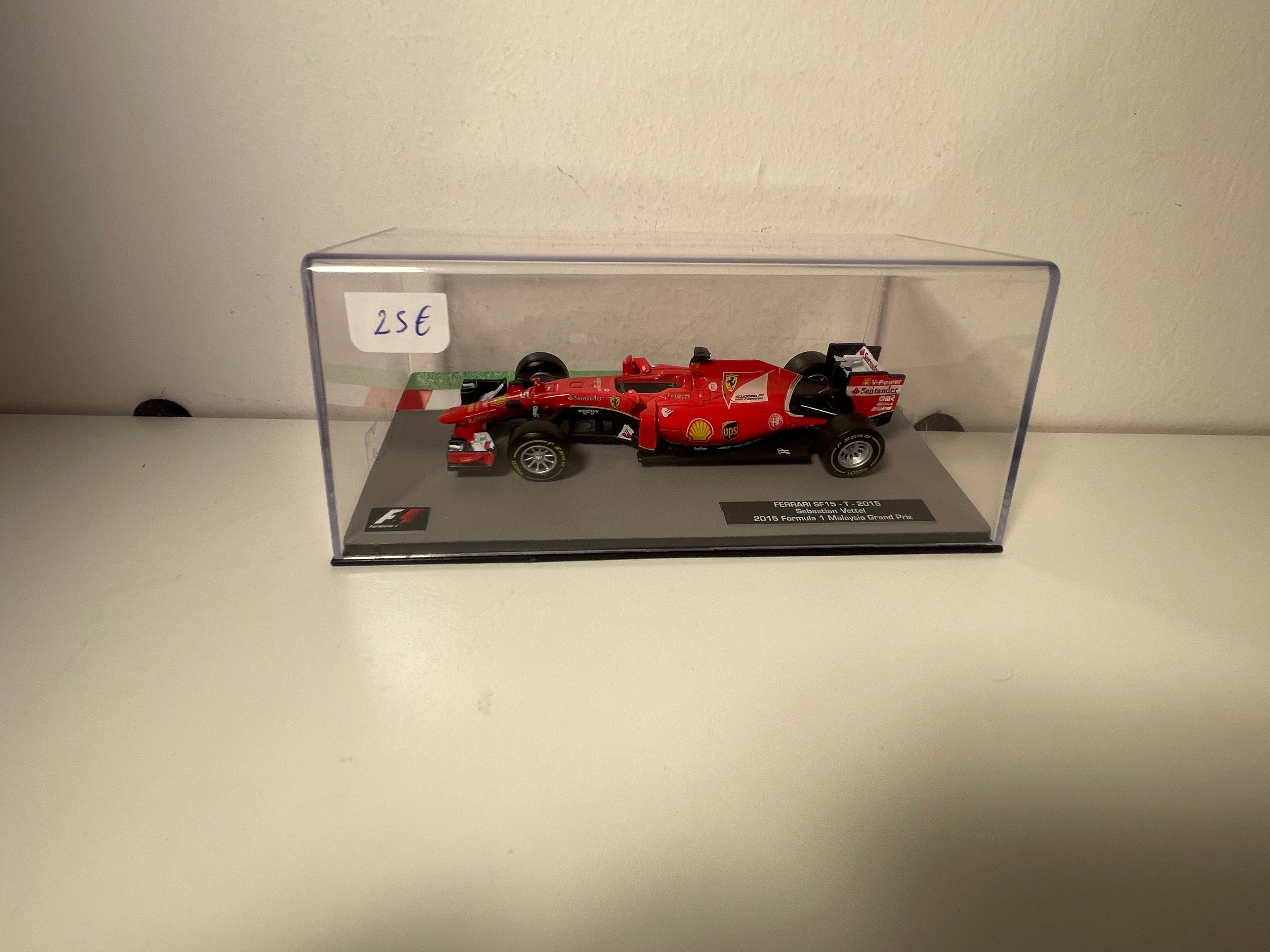 Ferrari SF15-T-2015 rouge numéro 5 - Formule 1 - grand prix de Malaisie de 2015 (Sebastian Vettel)
