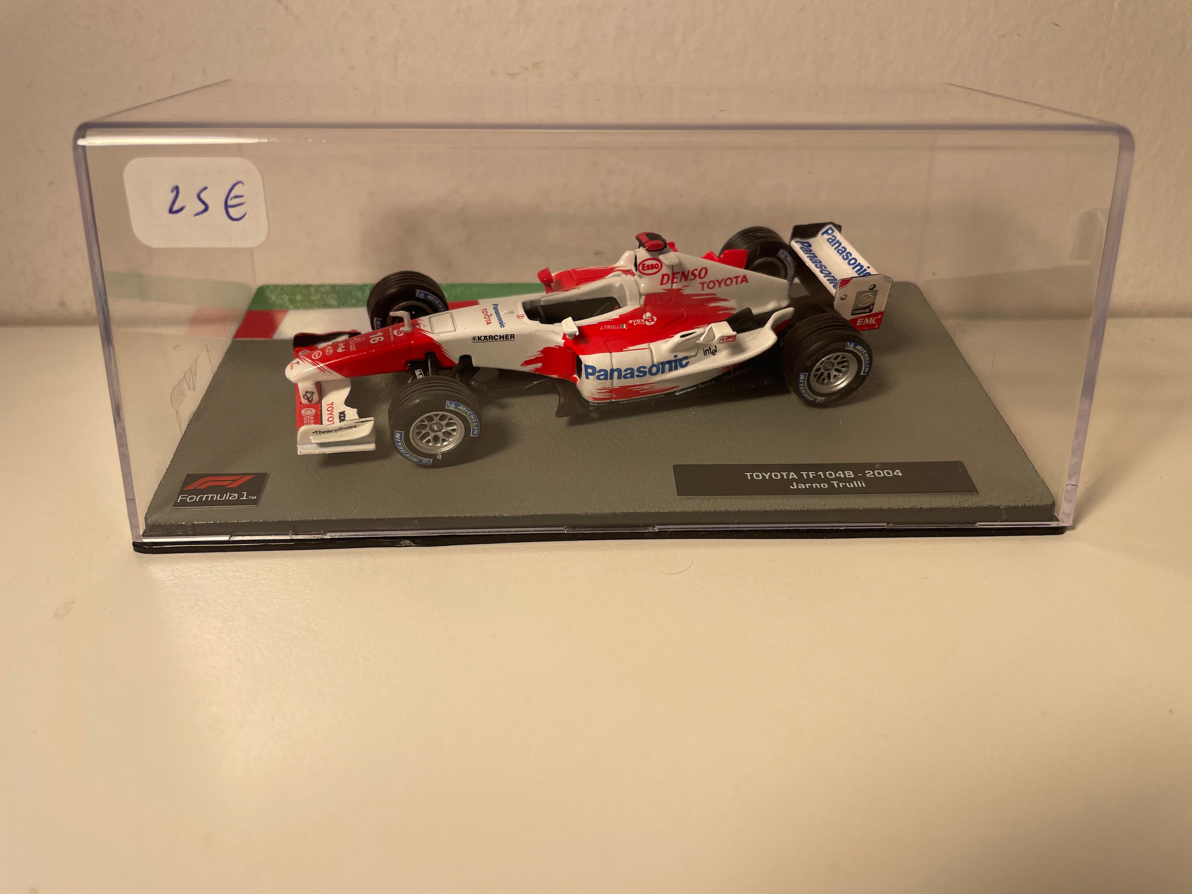 Toyota TF104B rouge et blanche de 2004 numéro 16 - Formule 1 de 2004 (Jarno Trulli)