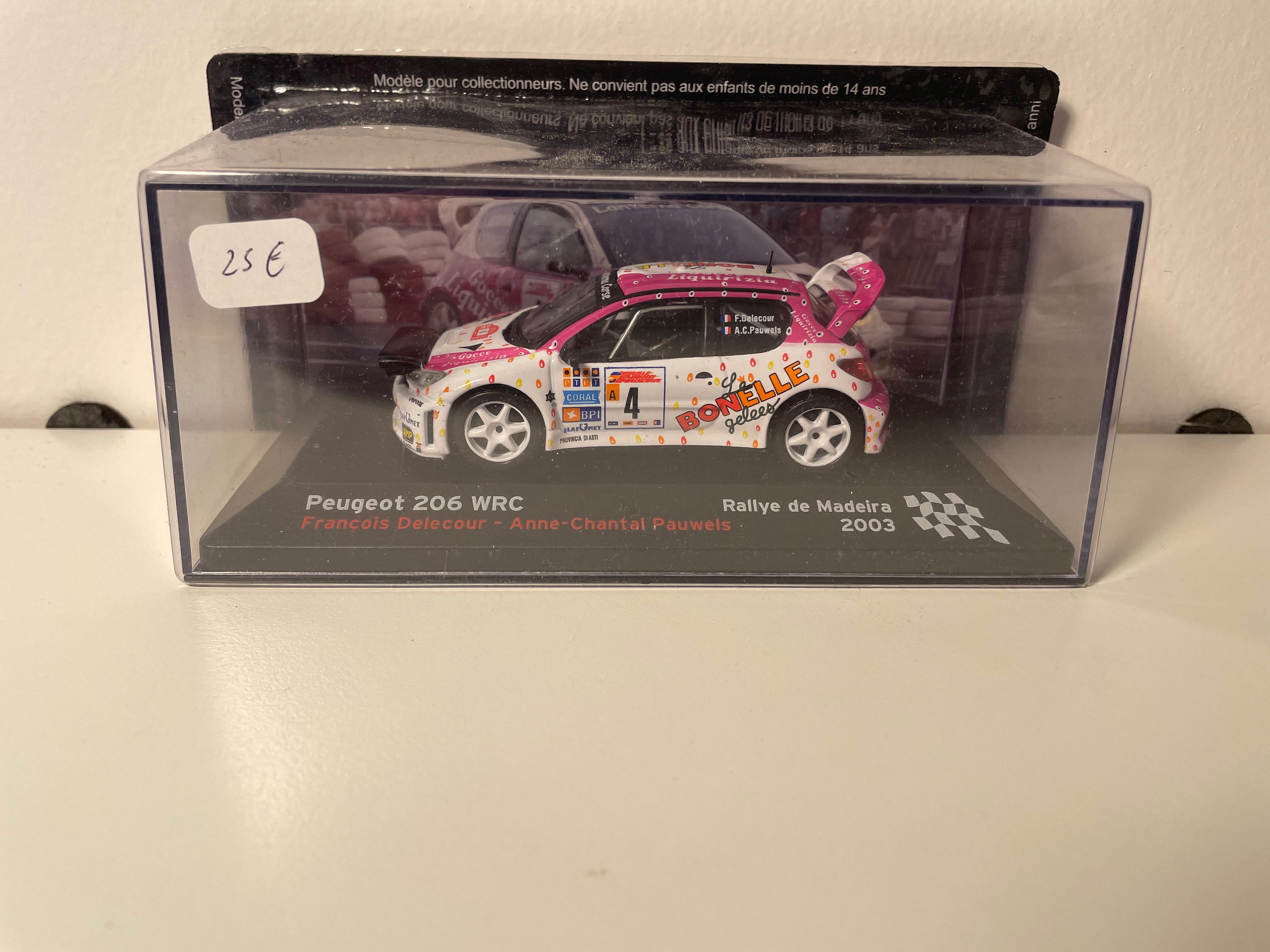 Peugeot 206 WRC bianca e rosa numero 4 - rally di Madeira 2003