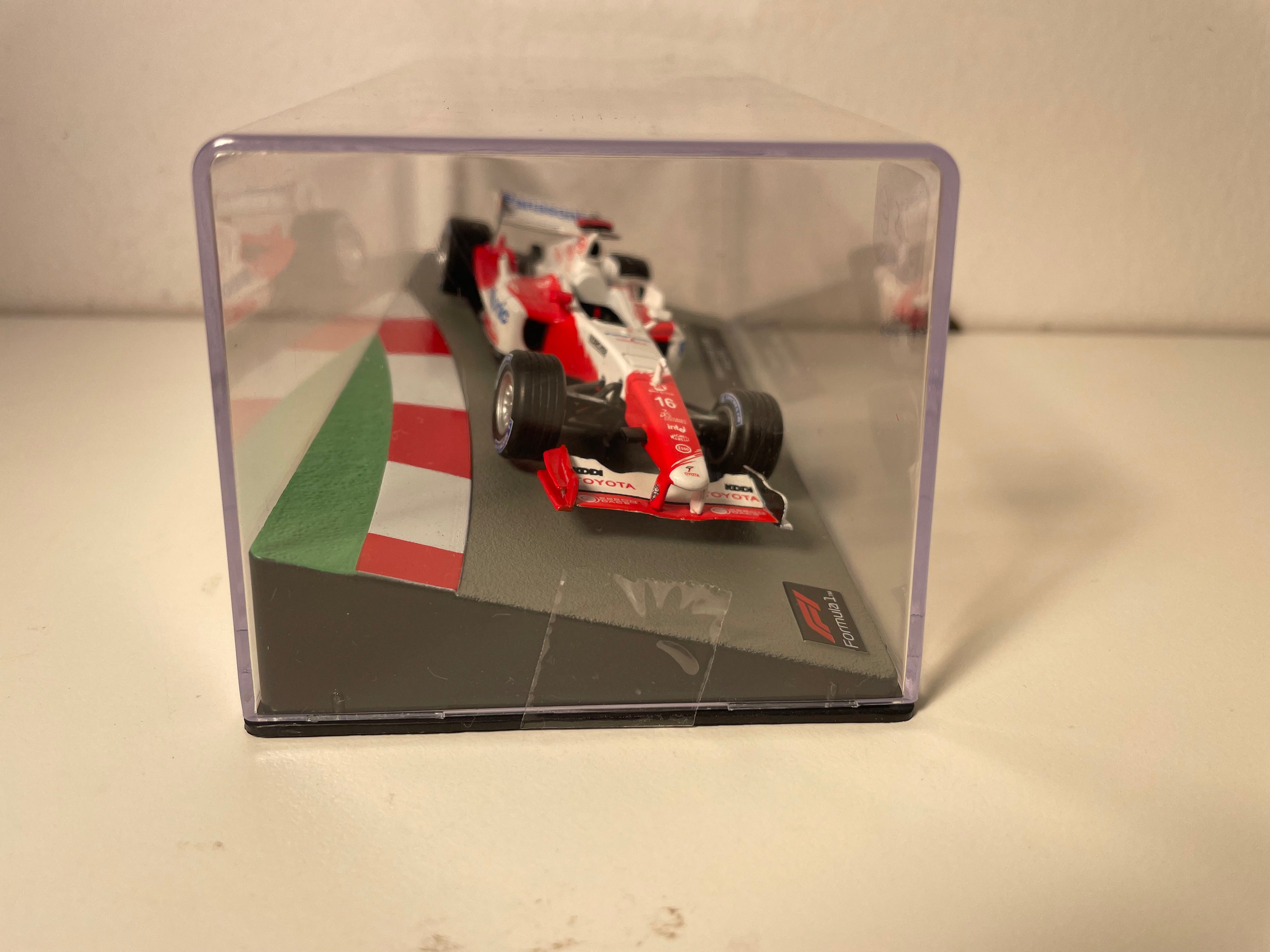 Toyota TF104B rouge et blanche de 2004 numéro 16 - Formule 1 de 2004 (Jarno Trulli)