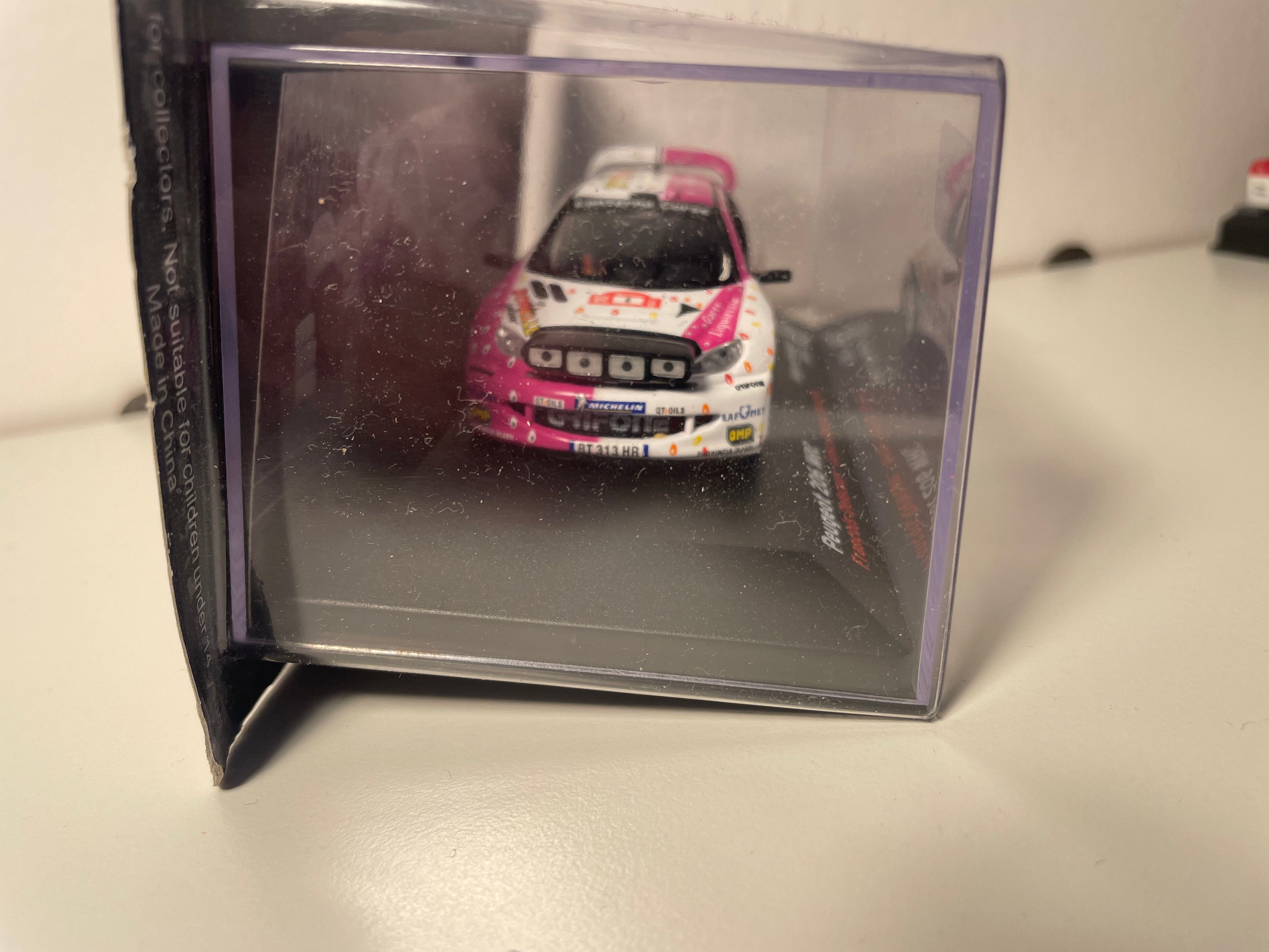 Peugeot 206 WRC bianca e rosa numero 4 - rally di Madeira 2003