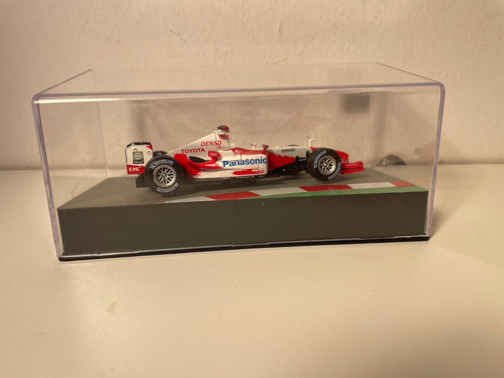 Toyota TF104B rouge et blanche de 2004 numéro 16 - Formule 1 de 2004 (Jarno Trulli)