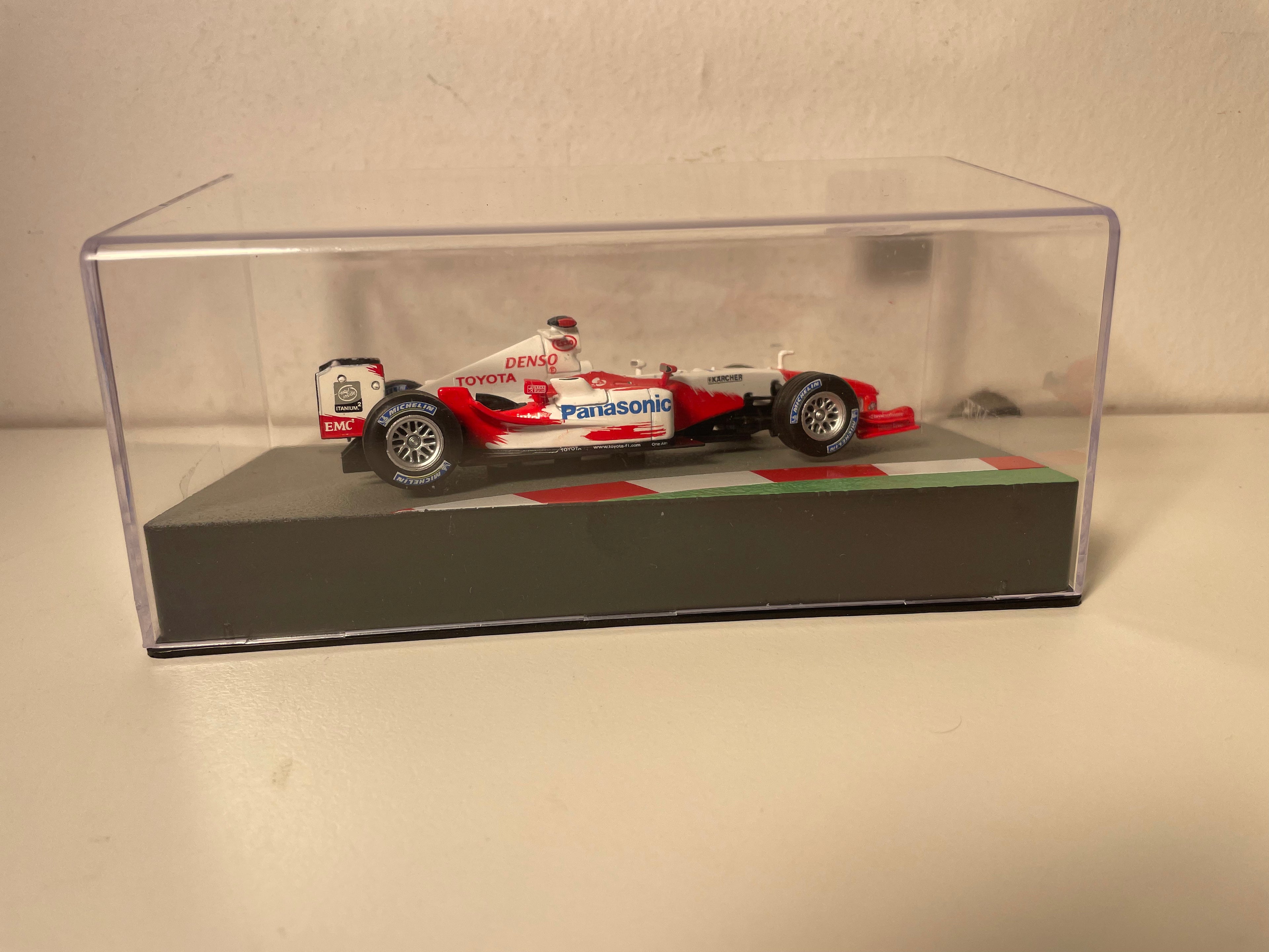 Toyota TF104B rouge et blanche de 2004 numéro 16 - Formule 1 de 2004 (Jarno Trulli)