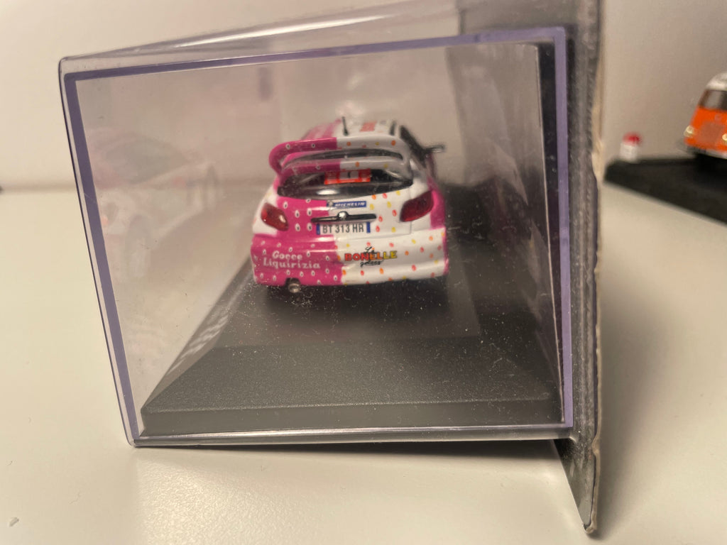 Peugeot 206 WRC bianca e rosa numero 4 - rally di Madeira 2003