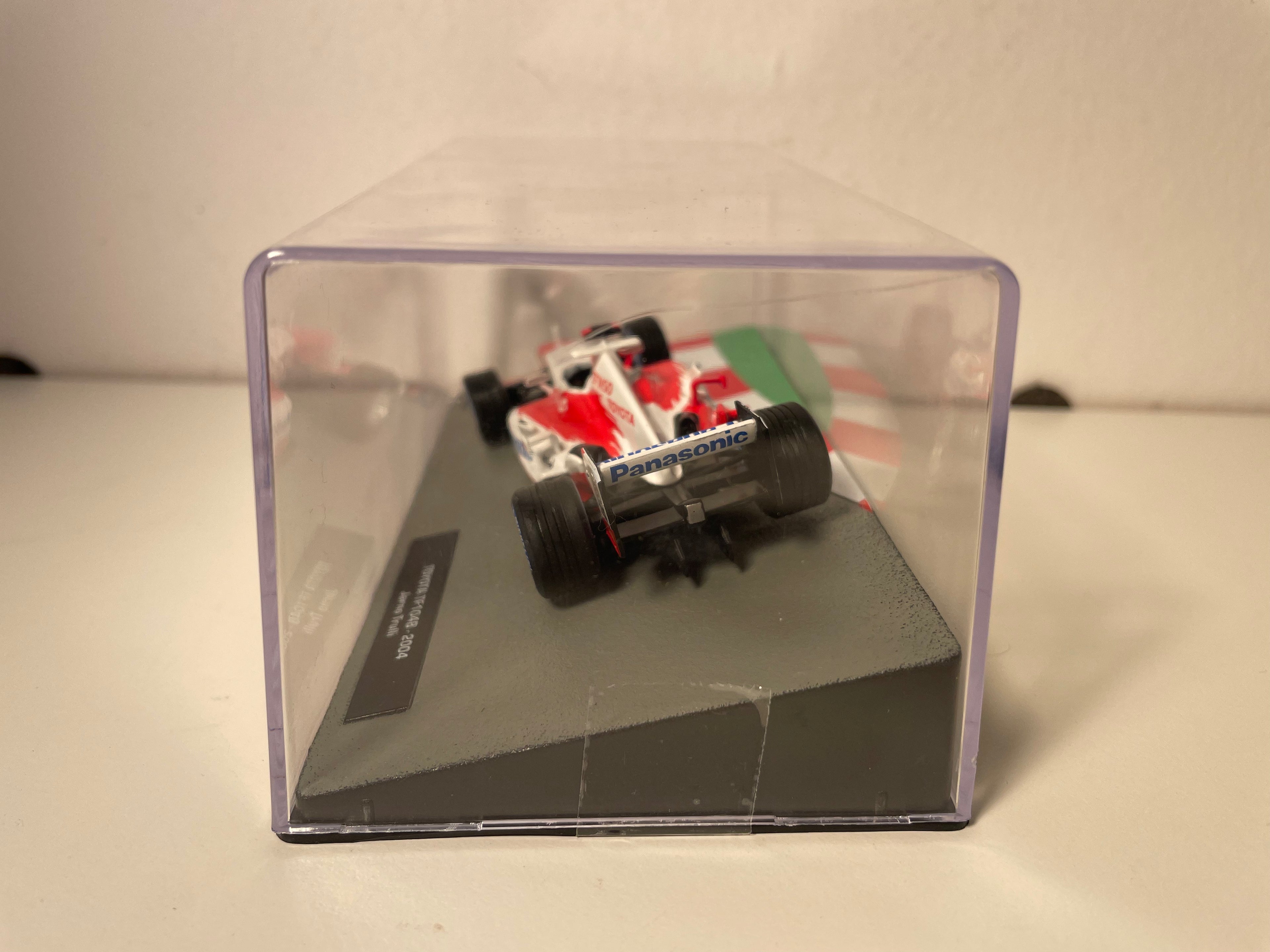 Toyota TF104B rouge et blanche de 2004 numéro 16 - Formule 1 de 2004 (Jarno Trulli)