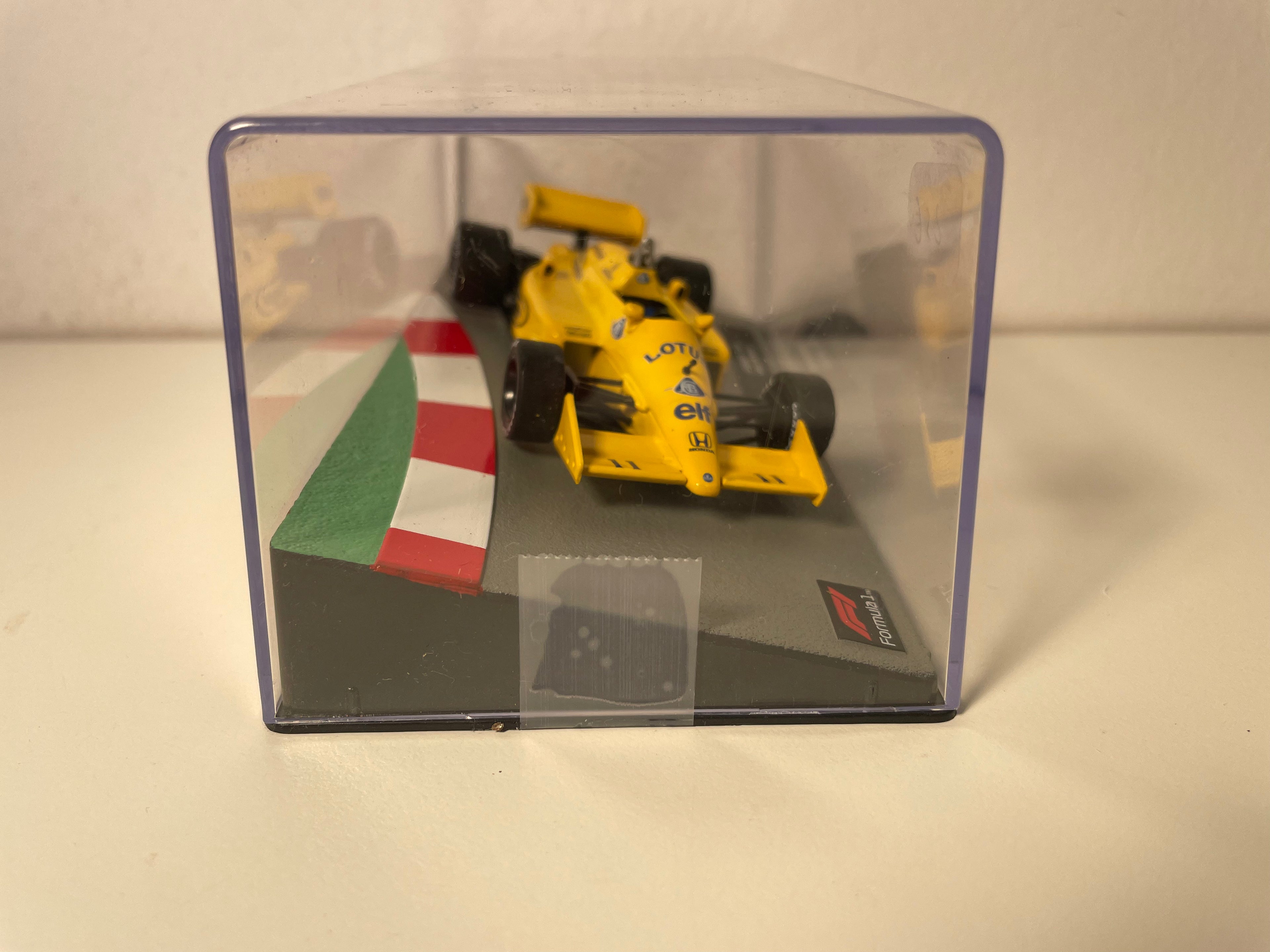Lotus 99T amarelo número 11 - Fórmula 1 de 1997 (Satoru Nakajima)