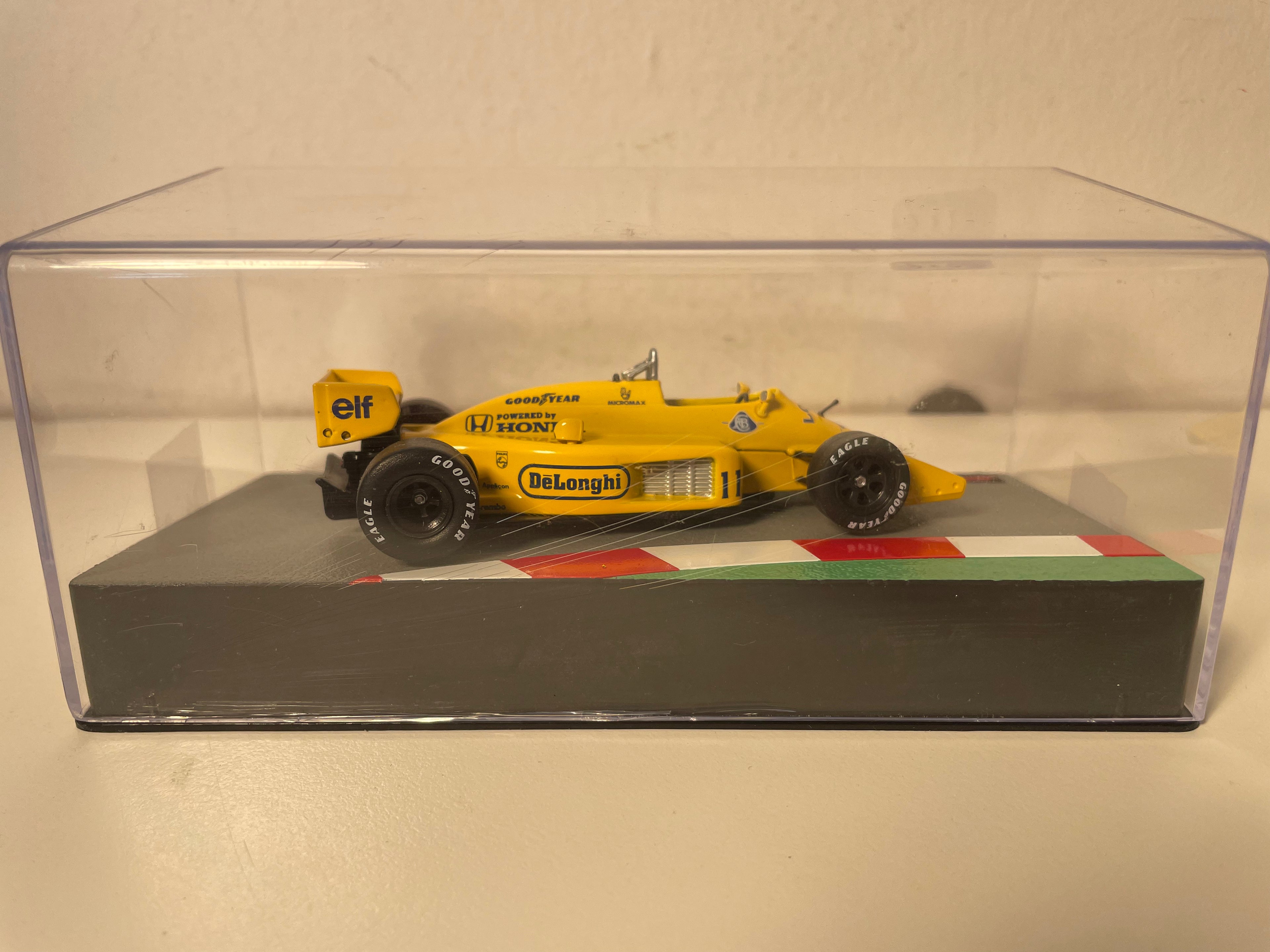 Lotus 99T amarelo número 11 - Fórmula 1 de 1997 (Satoru Nakajima)