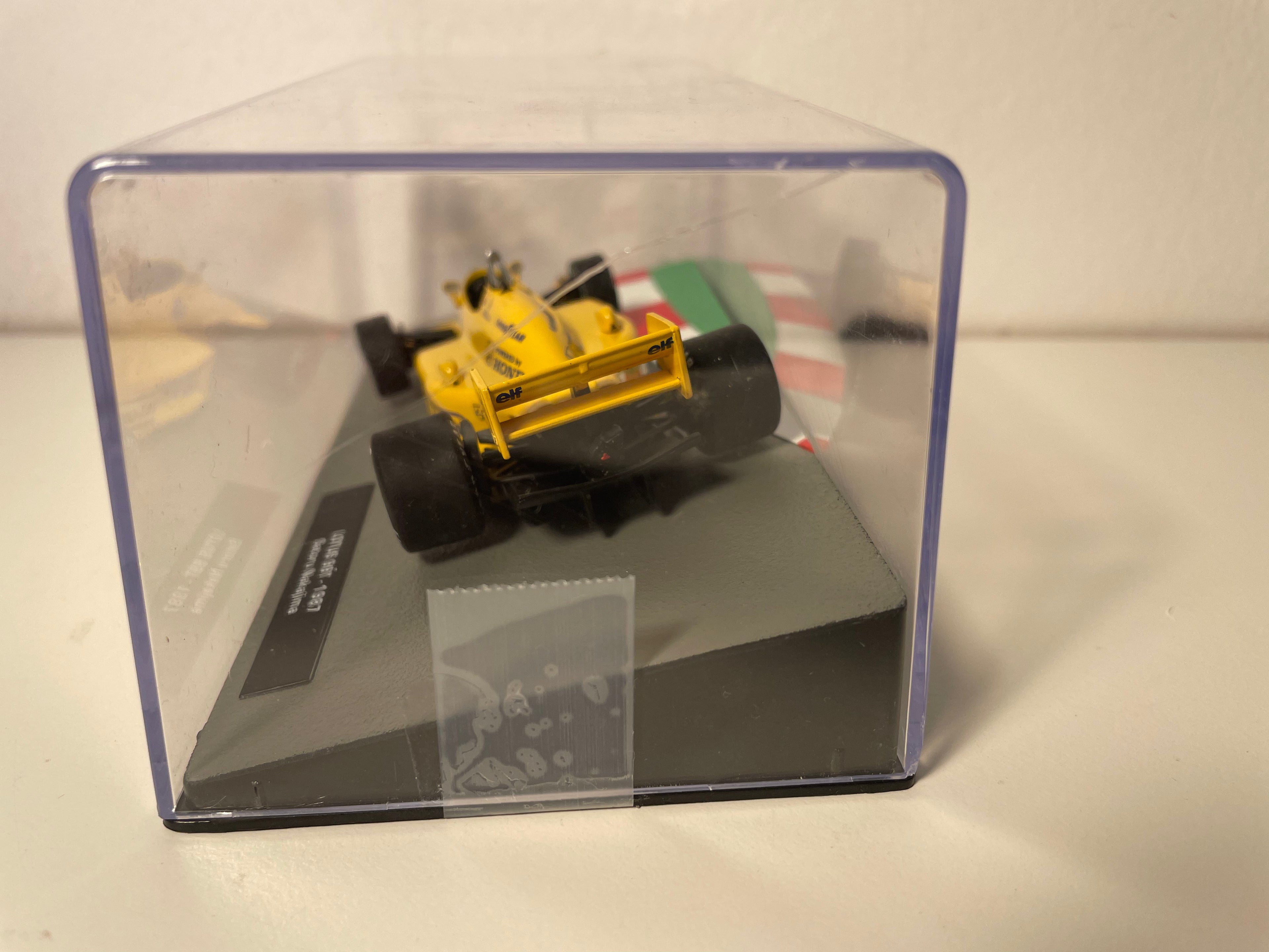 Lotus 99T amarelo número 11 - Fórmula 1 de 1997 (Satoru Nakajima)