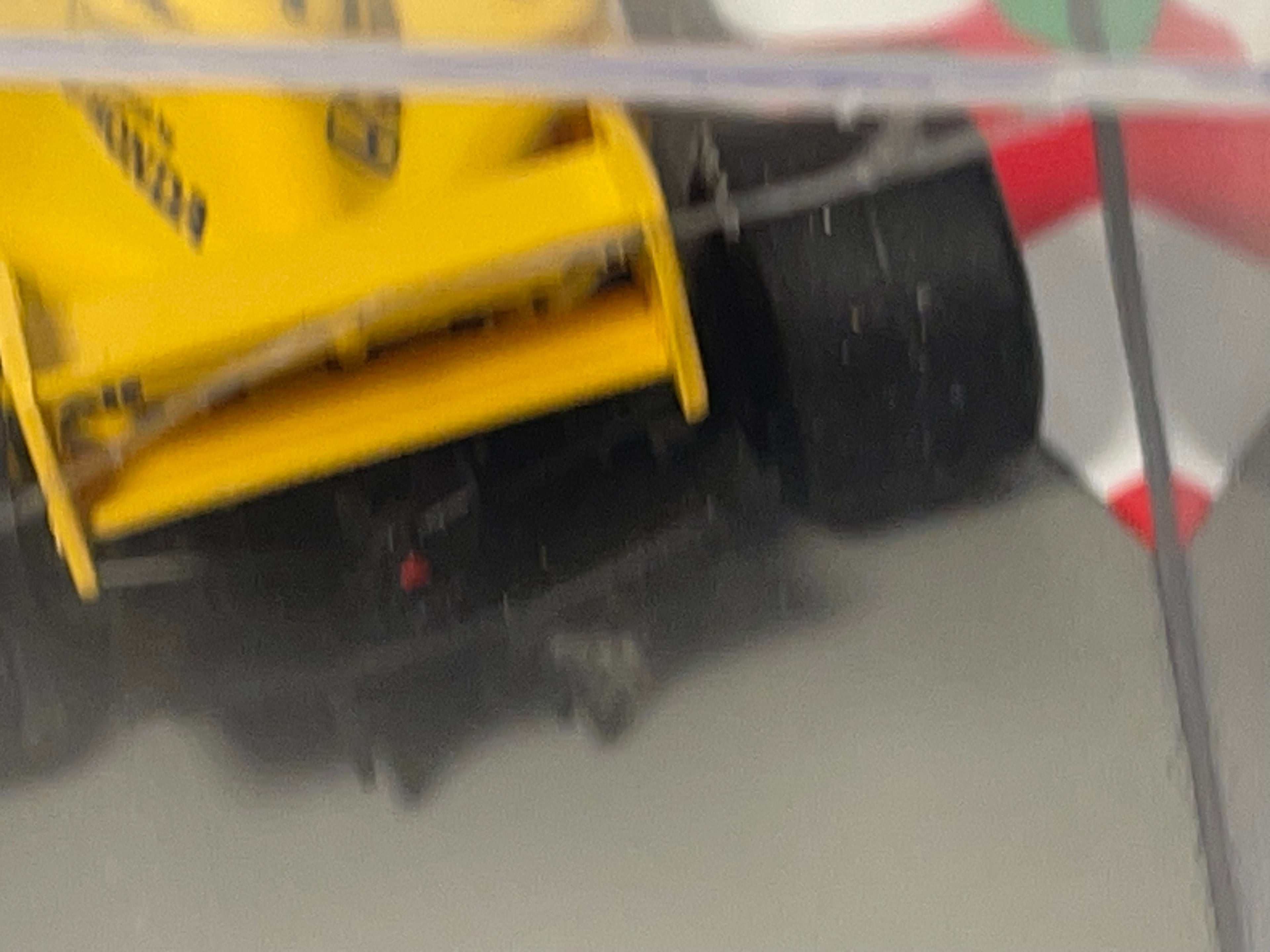Lotus 99T amarelo número 11 - Fórmula 1 de 1997 (Satoru Nakajima)