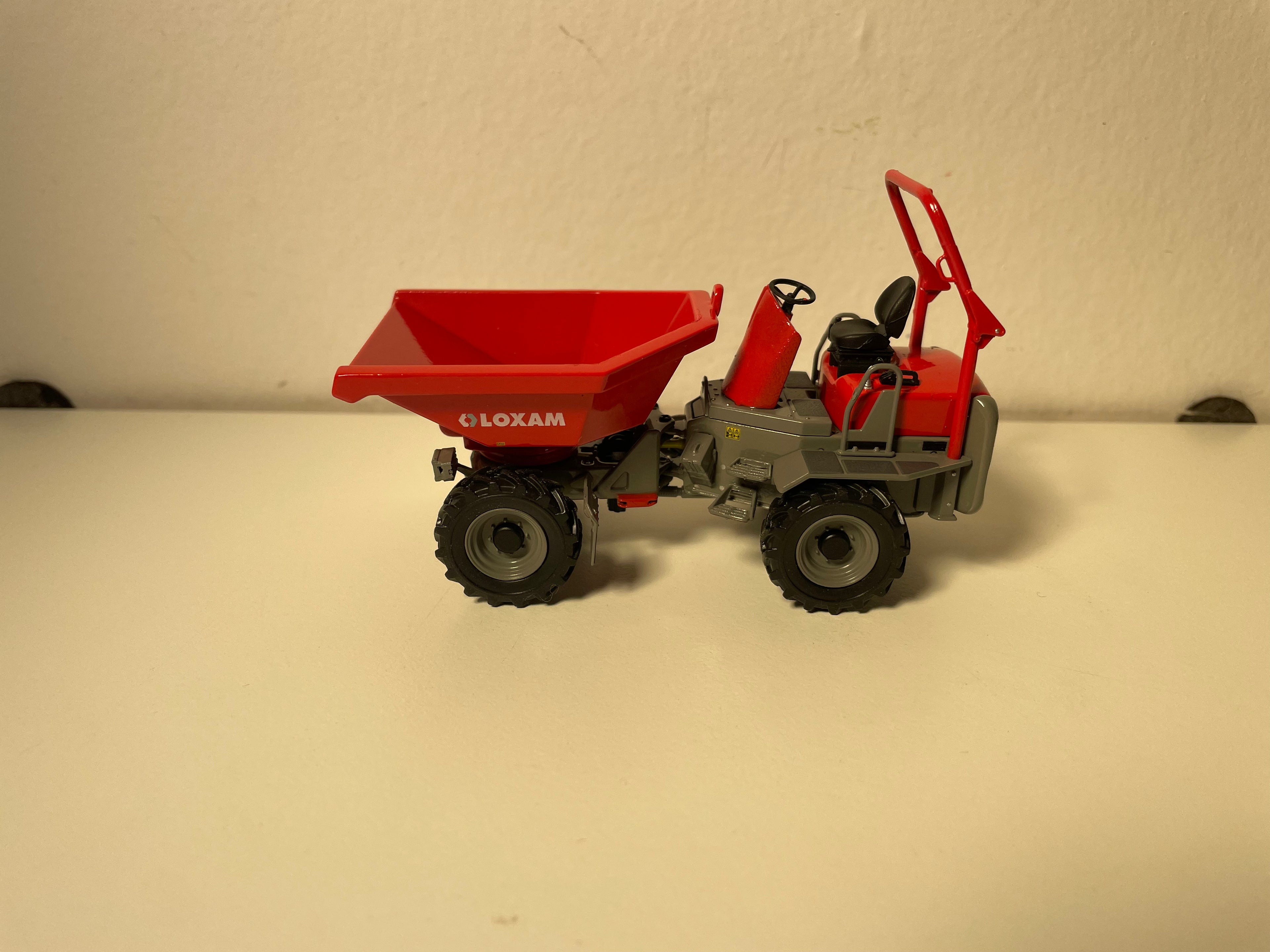 Dumper - Radbagger mit rotem und grauem Kippbehälter - LOXAM