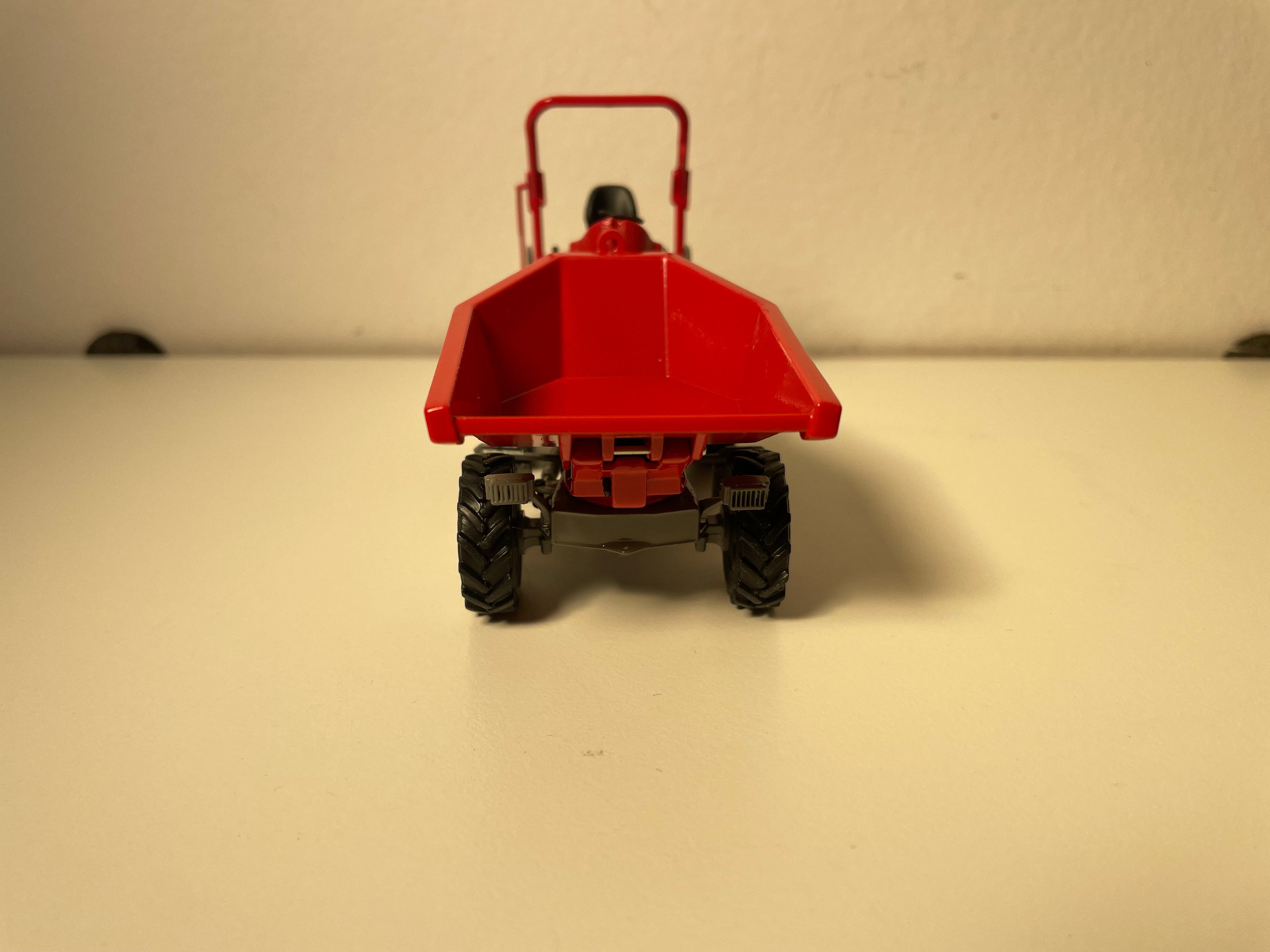 Dumper - Radbagger mit rotem und grauem Kippbehälter - LOXAM