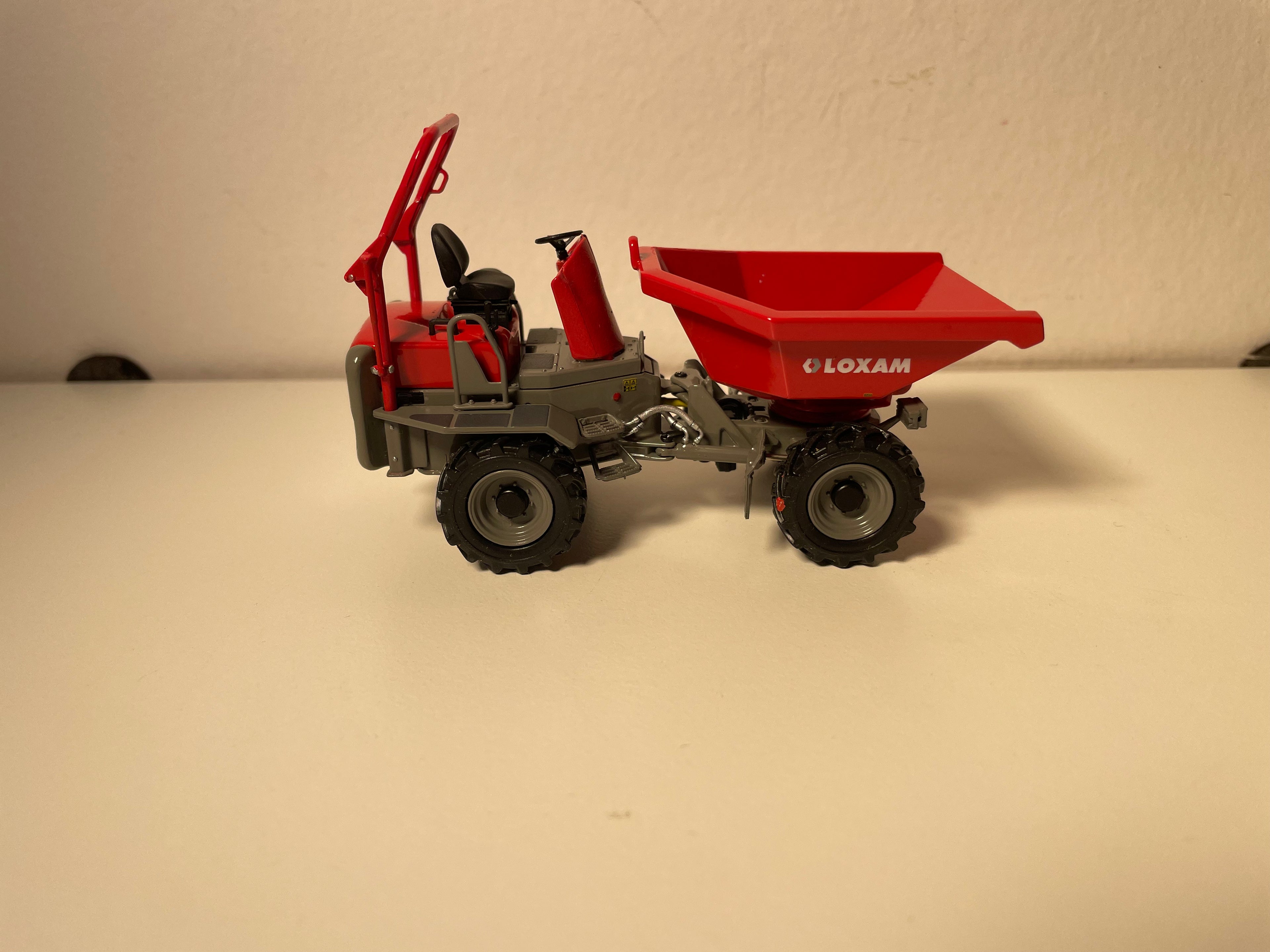 Dumper - Radbagger mit rotem und grauem Kippbehälter - LOXAM