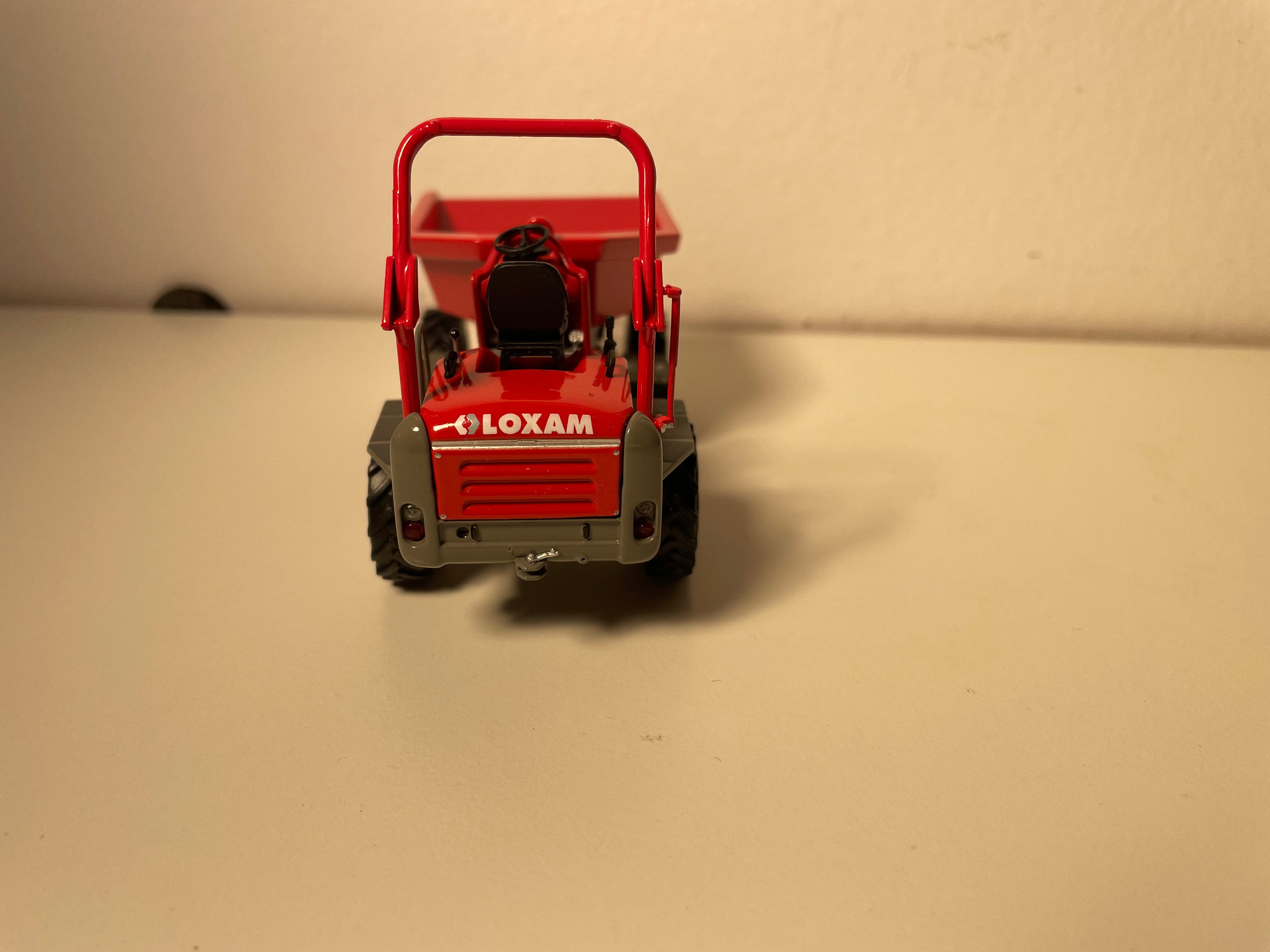 Dumper - Radbagger mit rotem und grauem Kippbehälter - LOXAM