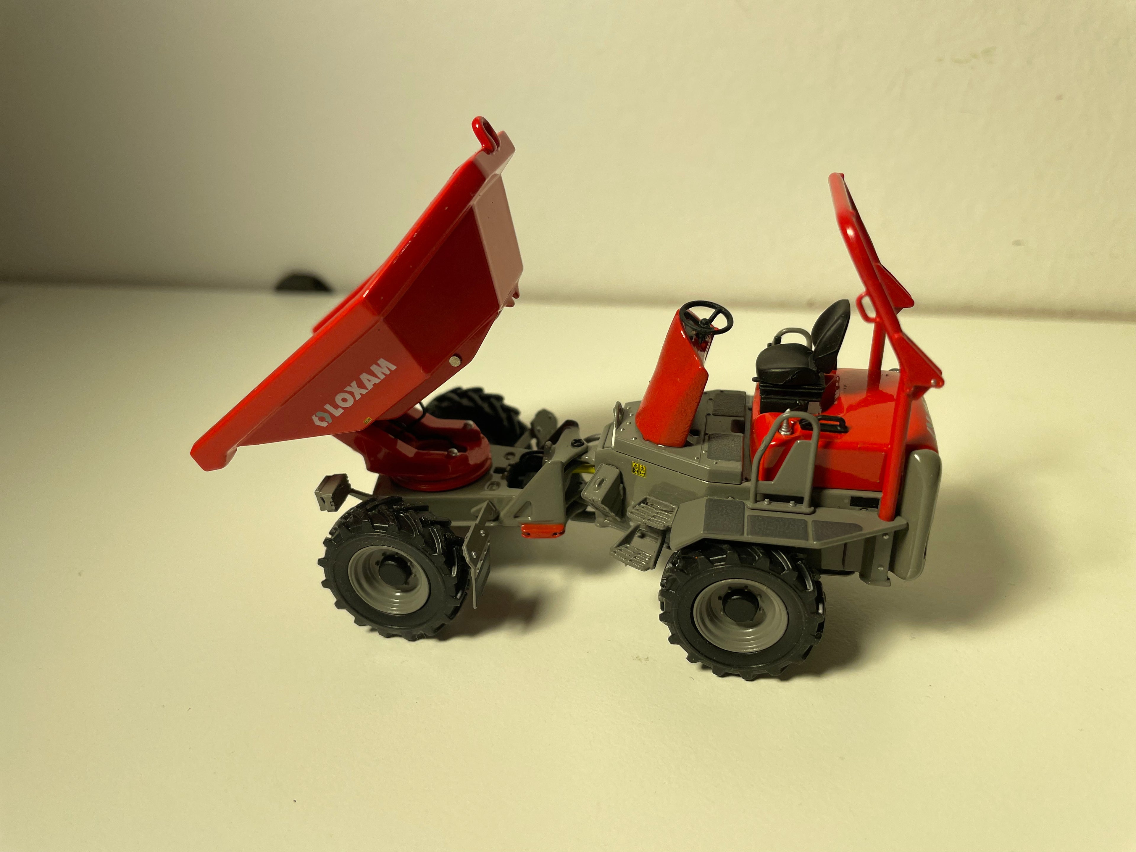 Dumper - Radbagger mit rotem und grauem Kippbehälter - LOXAM