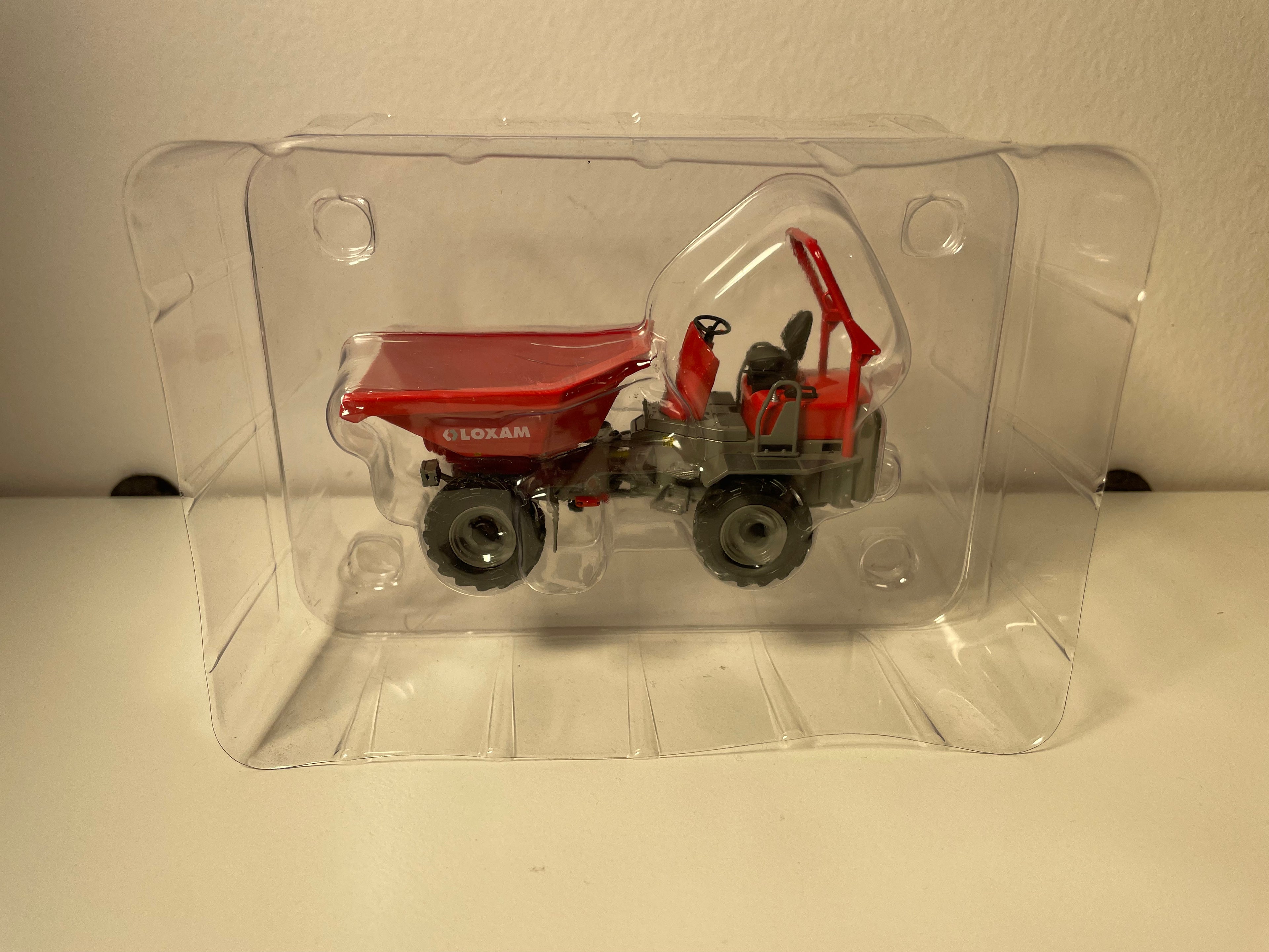 Dumper - Radbagger mit rotem und grauem Kippbehälter - LOXAM