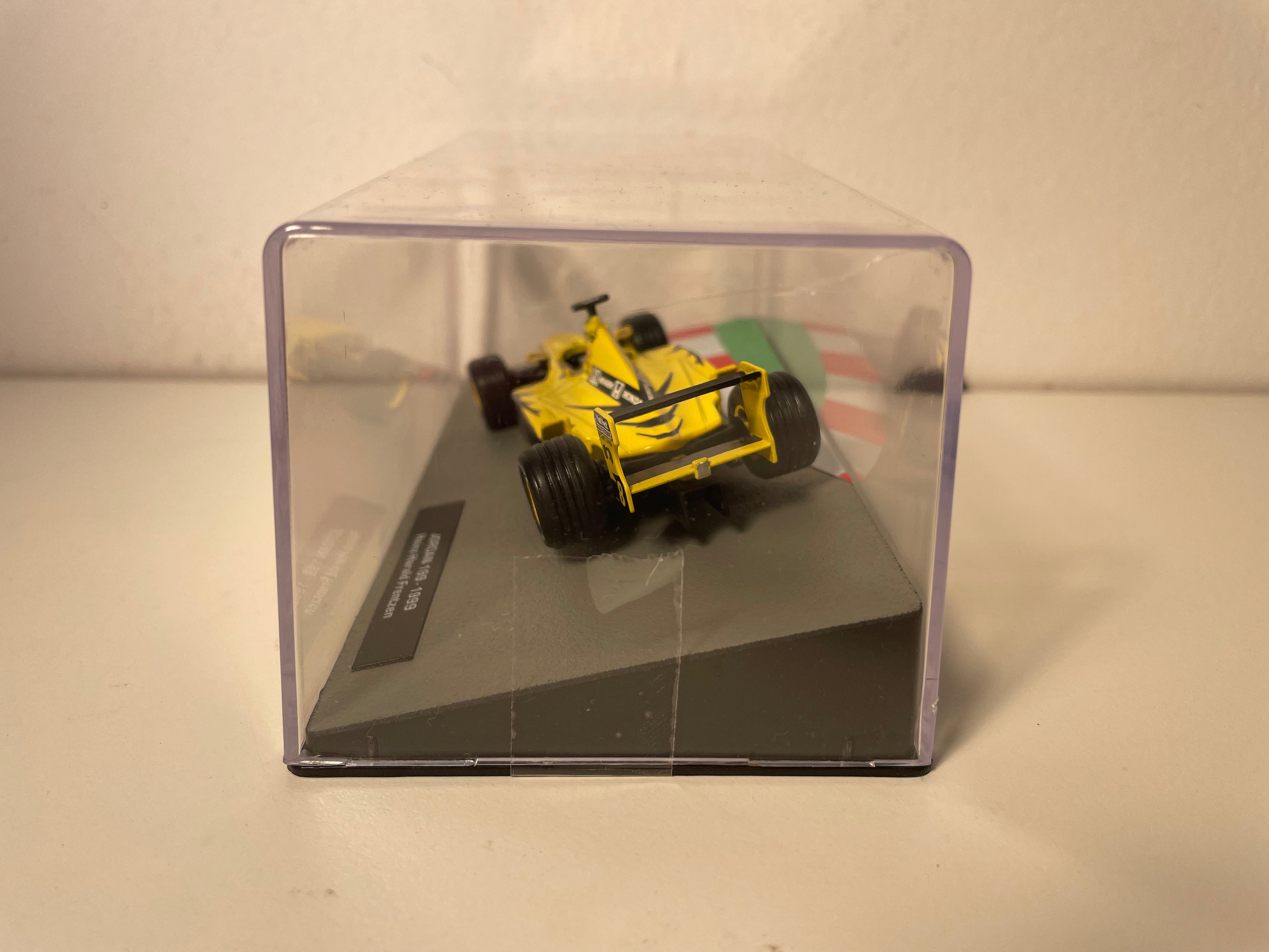 Jordan 199 giel Nummer 8 - Formel 1 vum Joer 1999 (Heinz-Harald Frentzen)