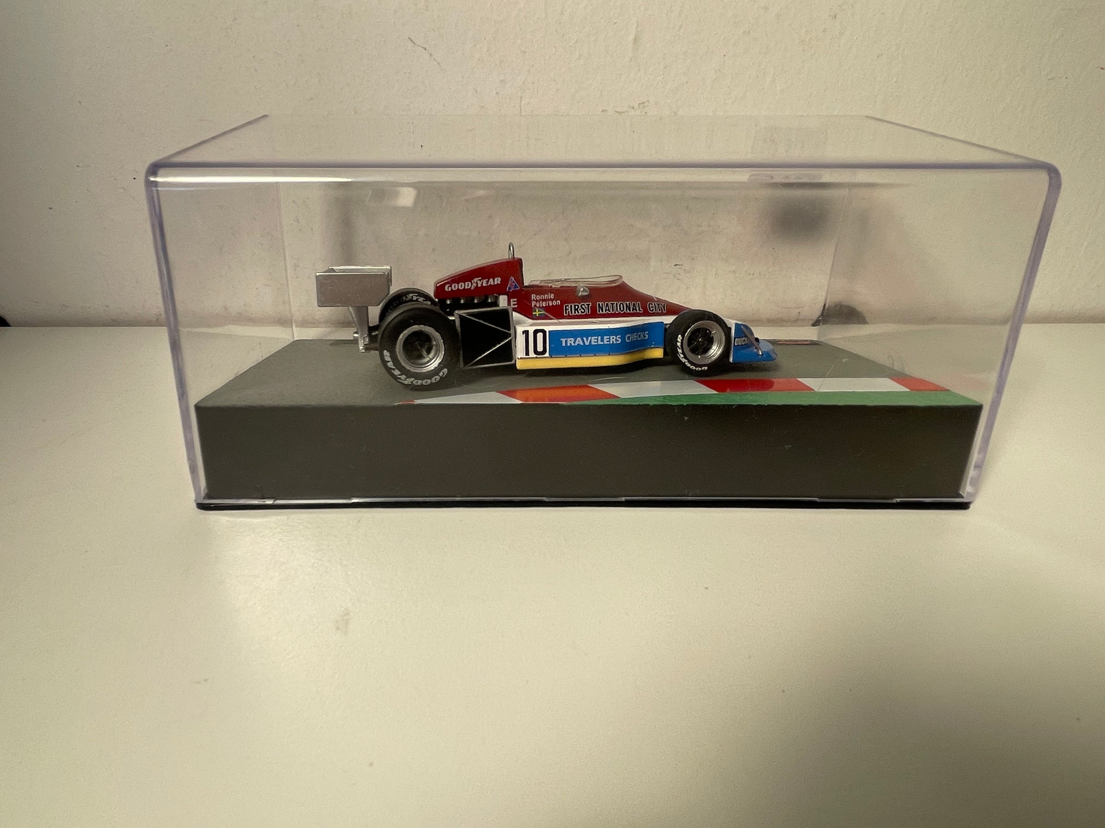 March 761 Azul, Branco e Vermelho Número 10 - Fórmula 1 de 1976 (Ronnie Peterson)