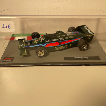 Groen, rood en blauw Lotus 80 nummer 1 uit 1979 (Formule 1)
