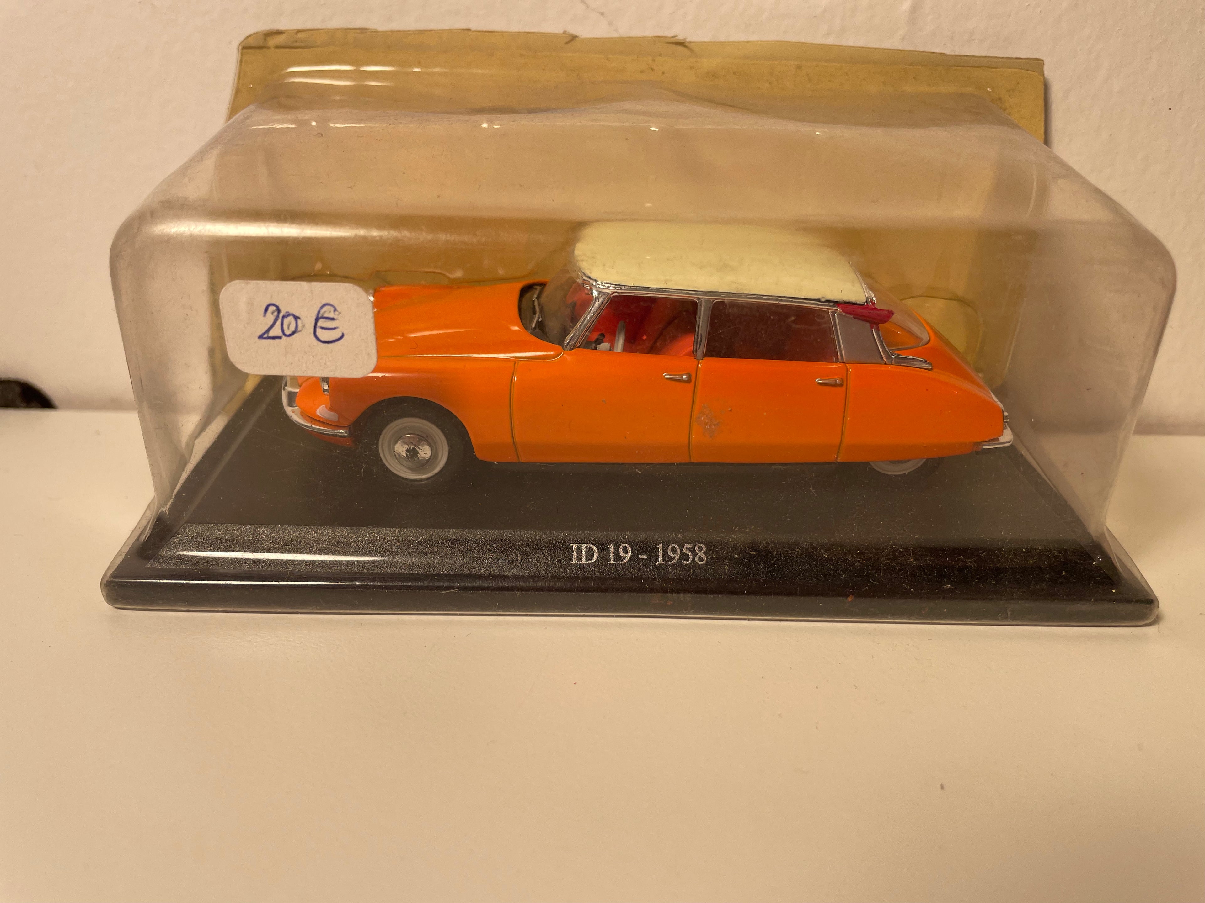 Citroën ID 19 orange mat beige Dack aus 1958 (an enger Blisterverpackung)
