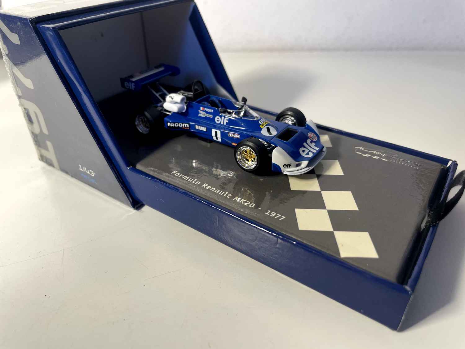 Renault MK20 bleue numéro de 1977 (Formule 1) - Alain Prost