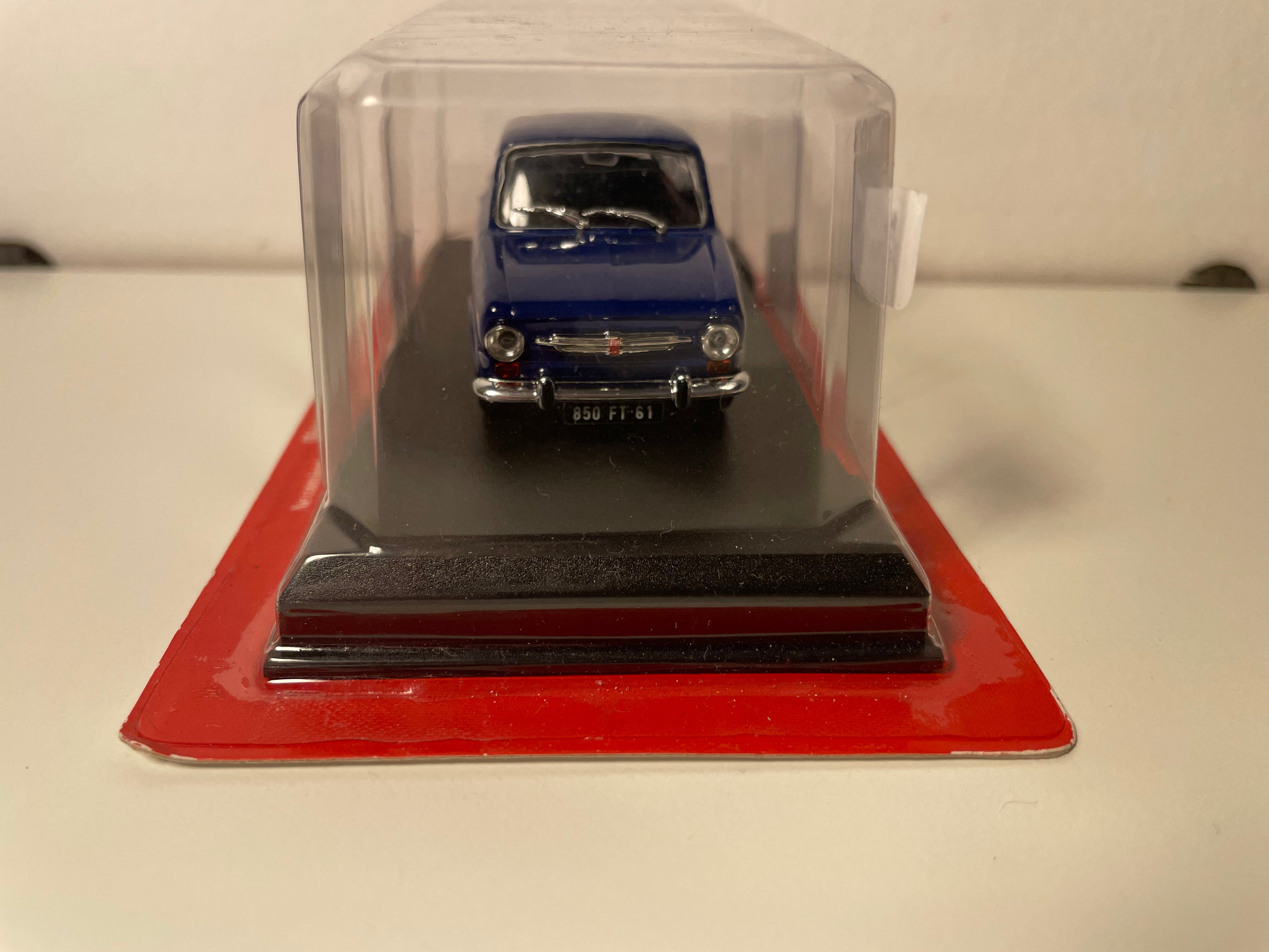 Fiat 850 ciemnoniebieski z 1964 roku - Auto Plus