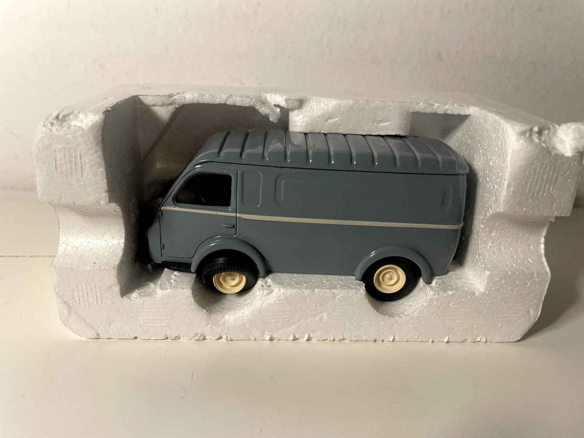 Renault 1000 kg gris avec jantes jaunes - MACADAM référence 006