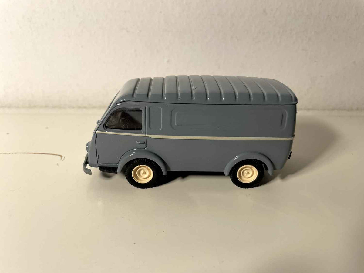 Renault 1000 kg gris avec jantes jaunes - MACADAM référence 006