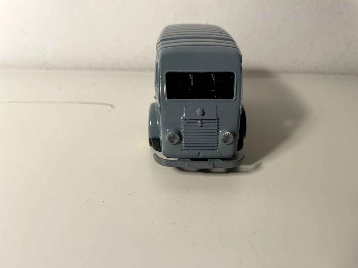 Renault 1000 kg gris avec jantes jaunes - MACADAM référence 006