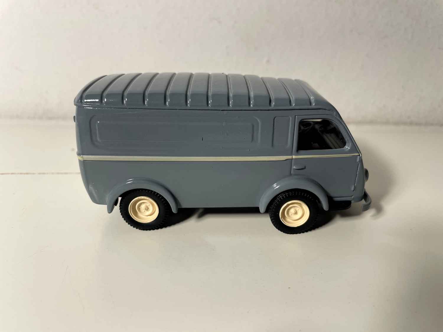 Renault 1000 kg gris avec jantes jaunes - MACADAM référence 006