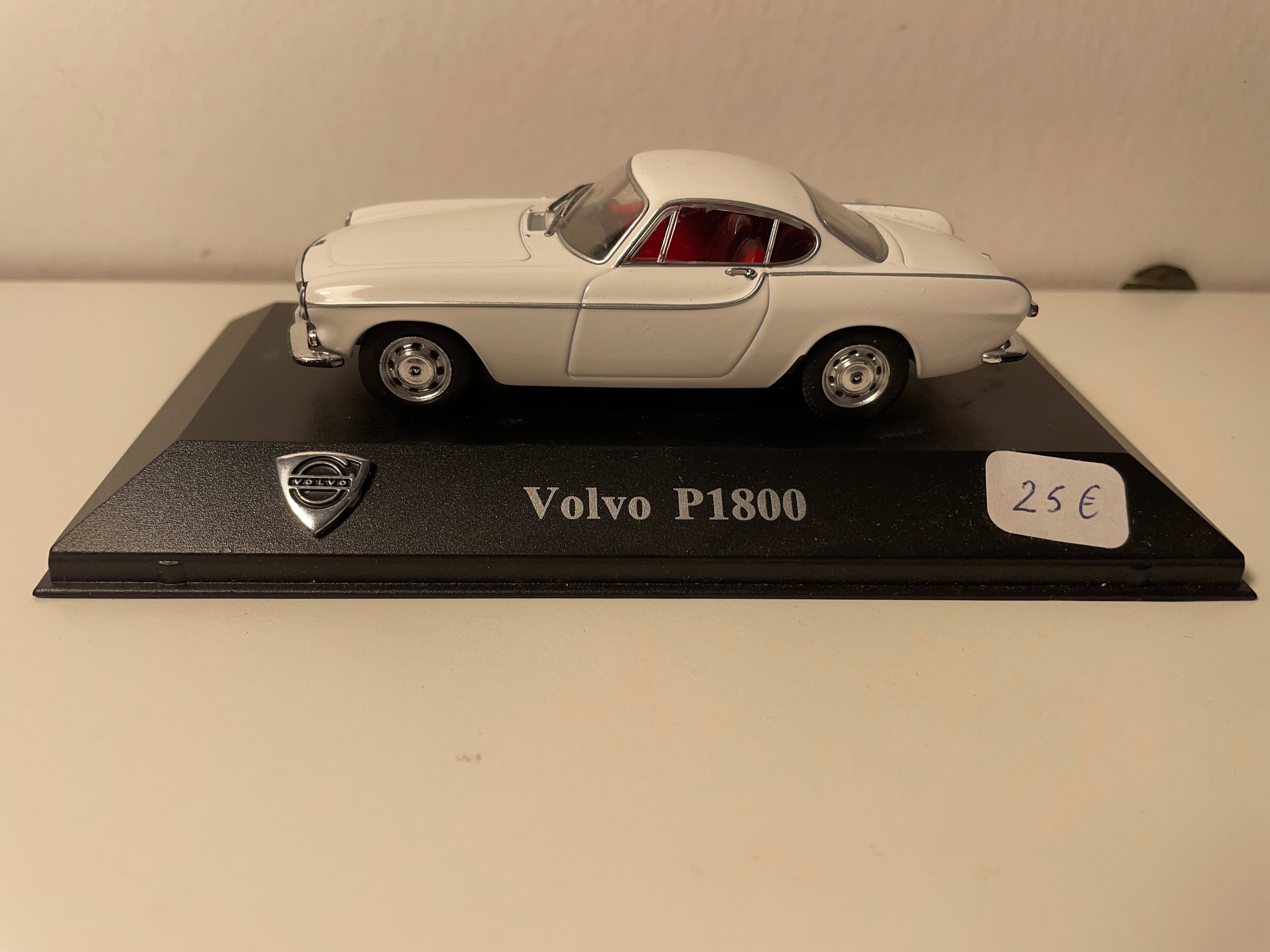 Volvo P1800 blanche