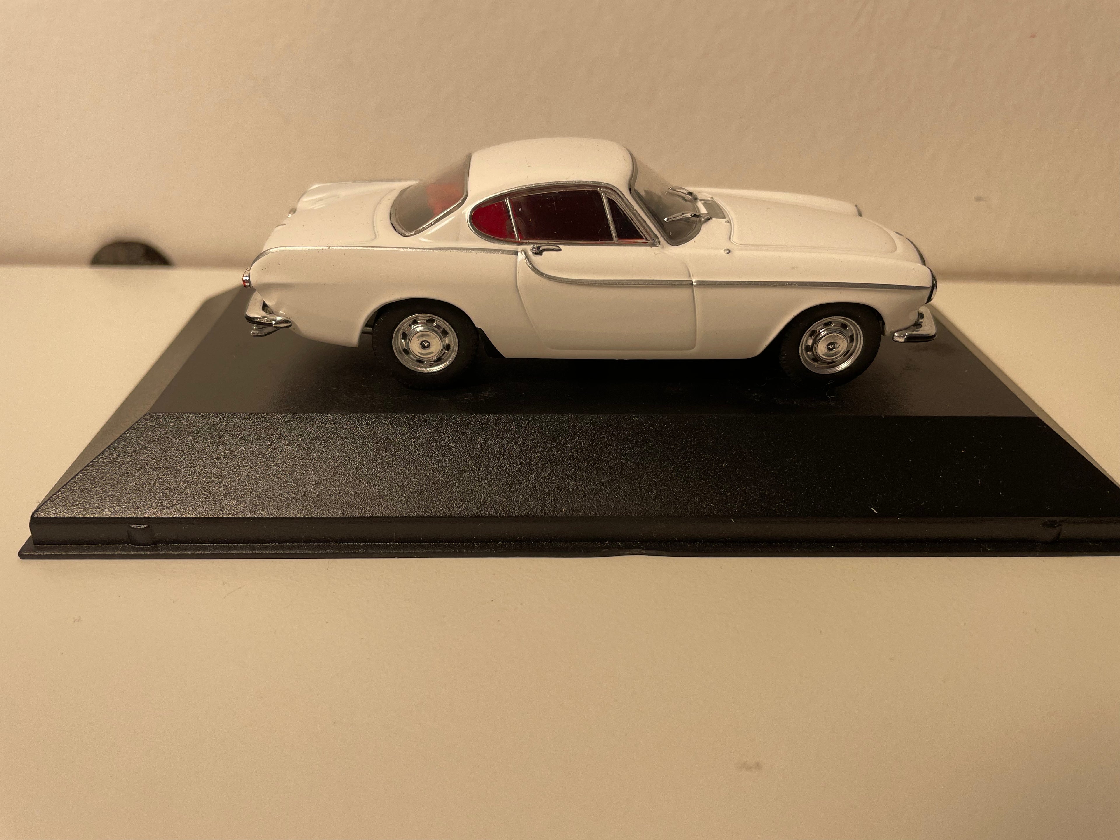 Volvo P1800 blanche