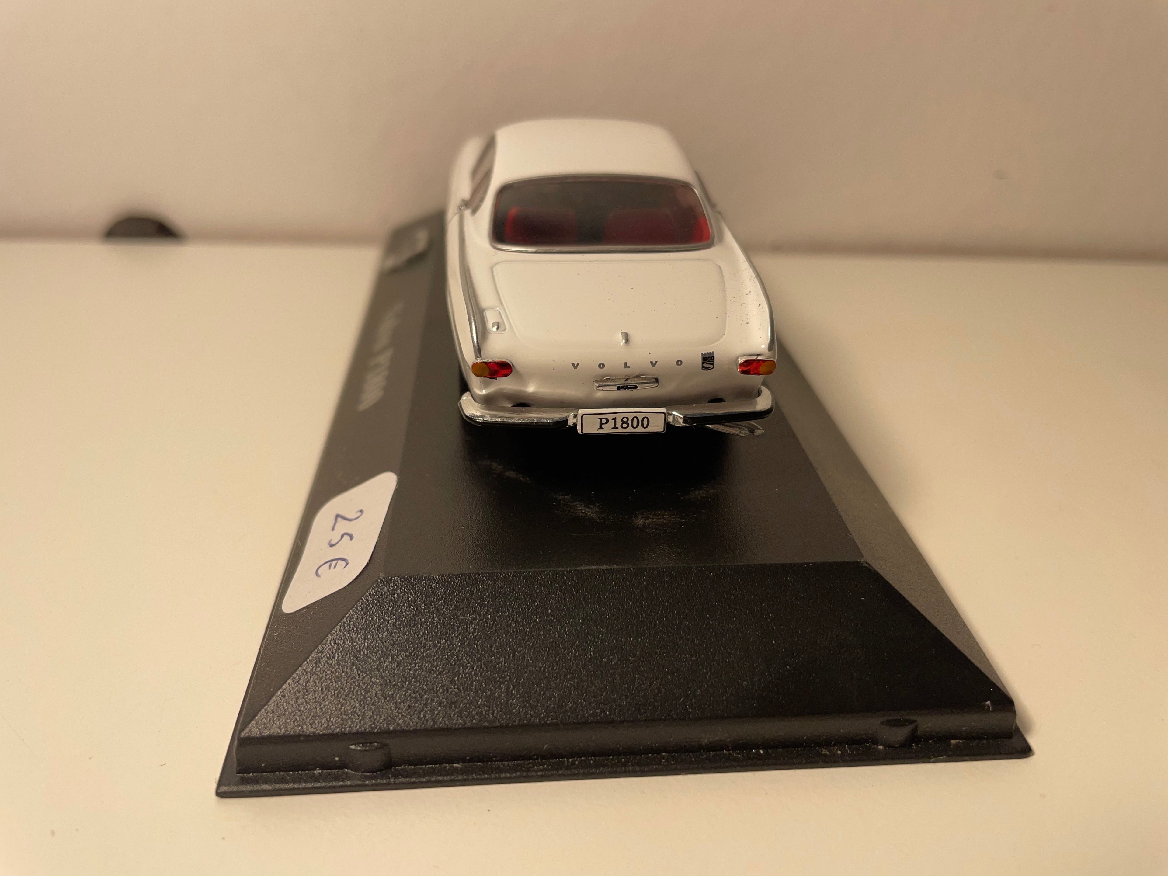 Volvo P1800 blanche